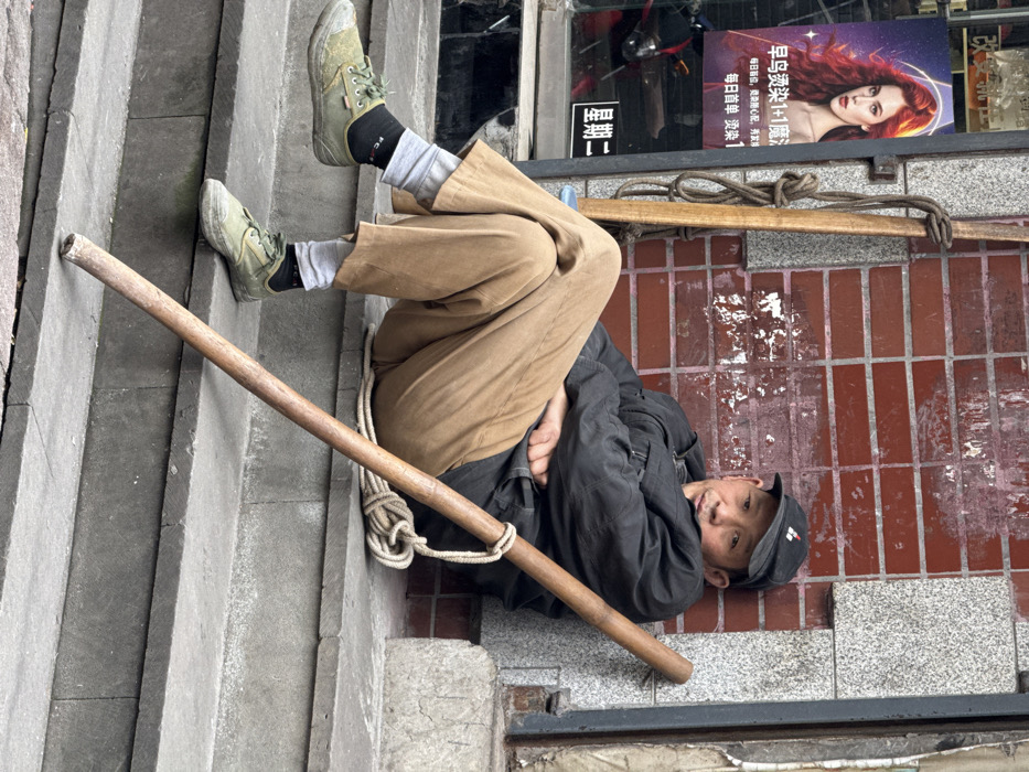 Morning street scenes captured across Yuzhong District