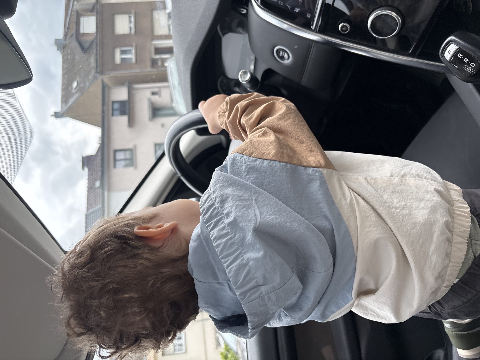 Child plays driver in parked car in Pétange