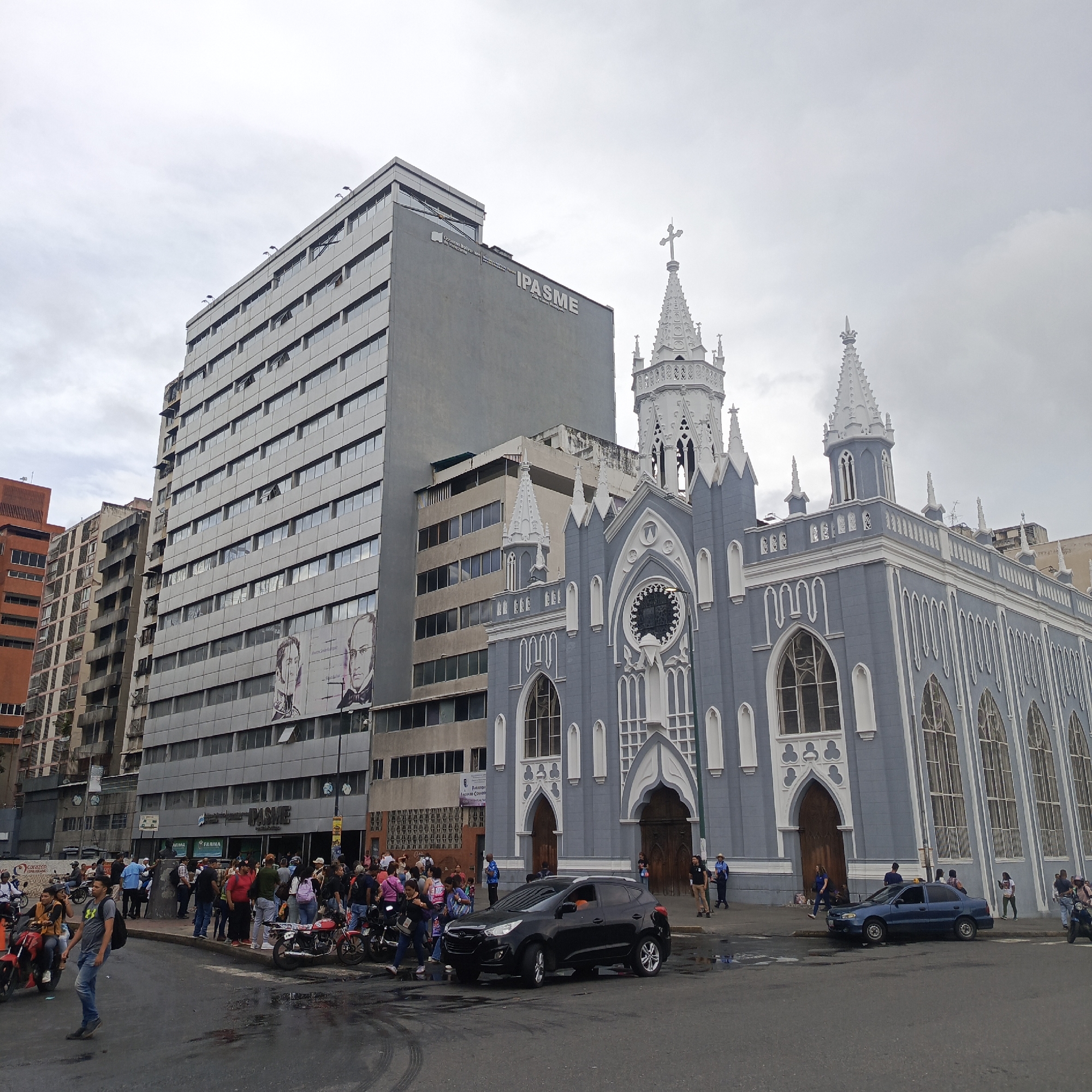 Evening street documentation captures daily life across central Caracas