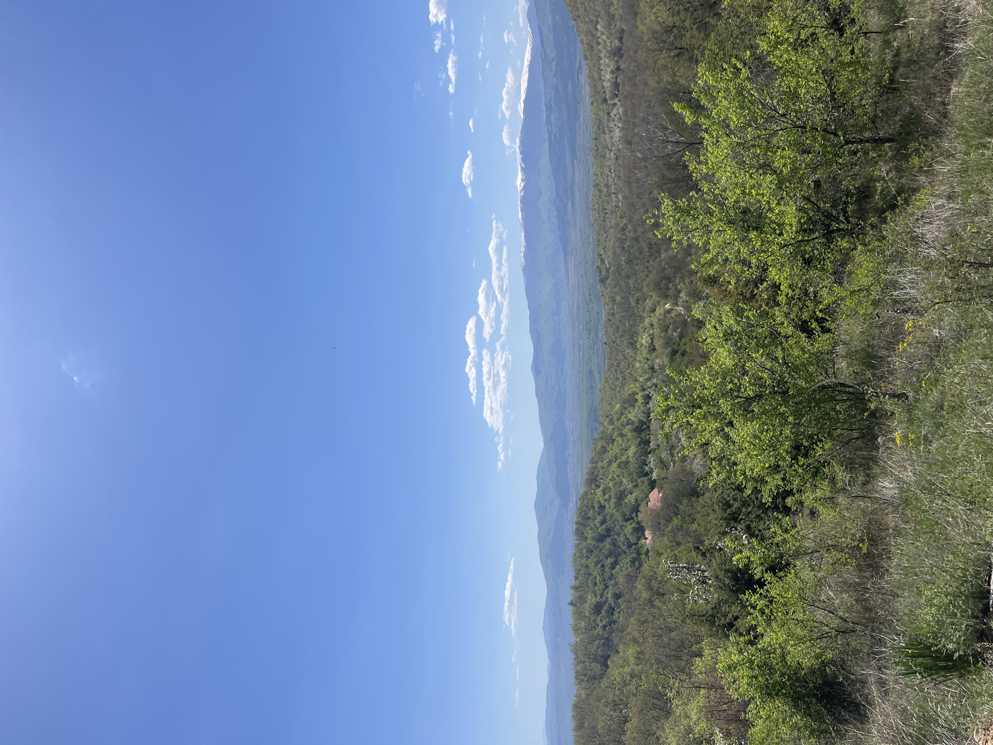 Clear skies over Bulgarian countryside documented in Razhdavitsa