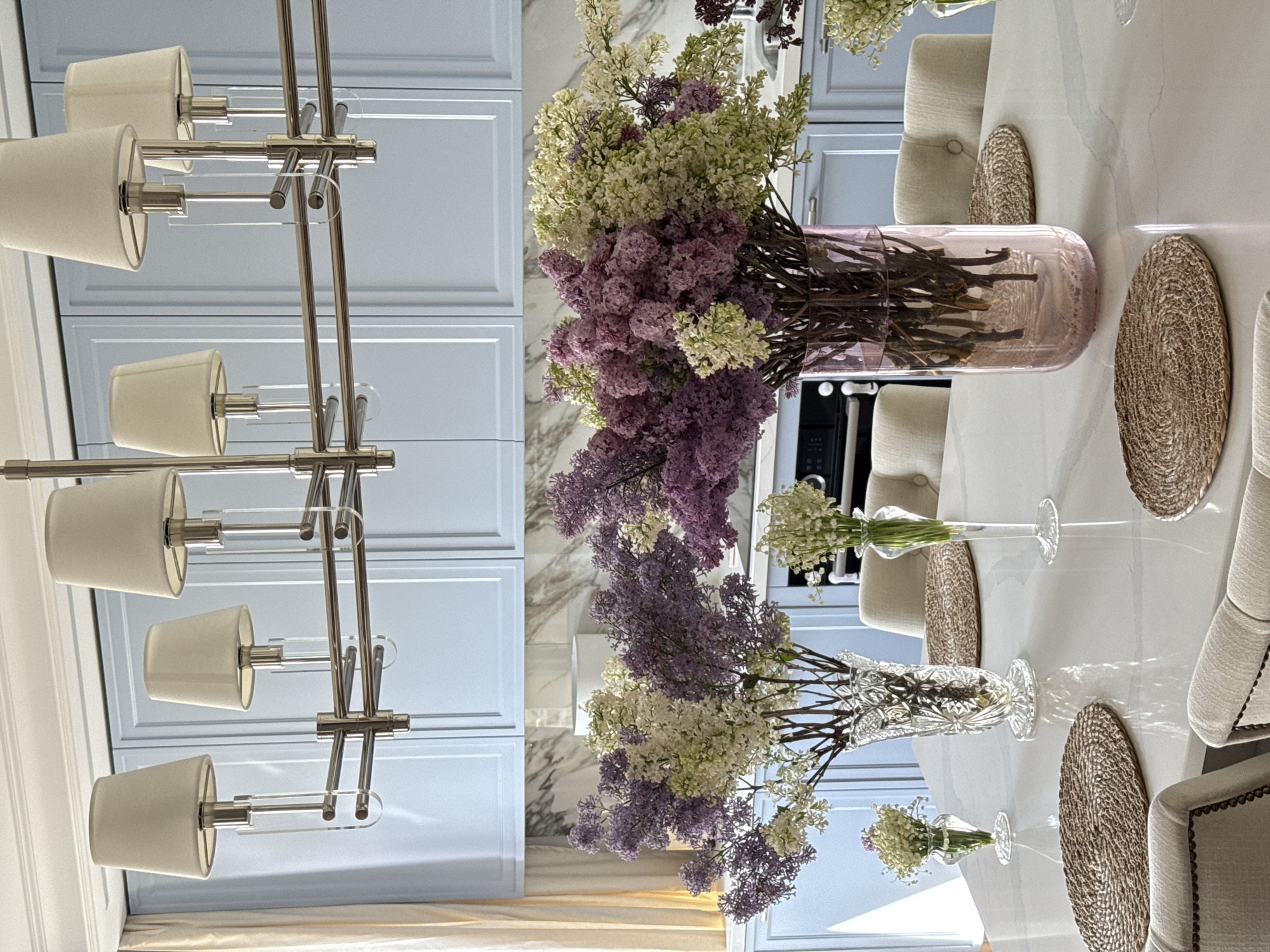 Formal dining room with lilac centerpieces documented in Moscow
