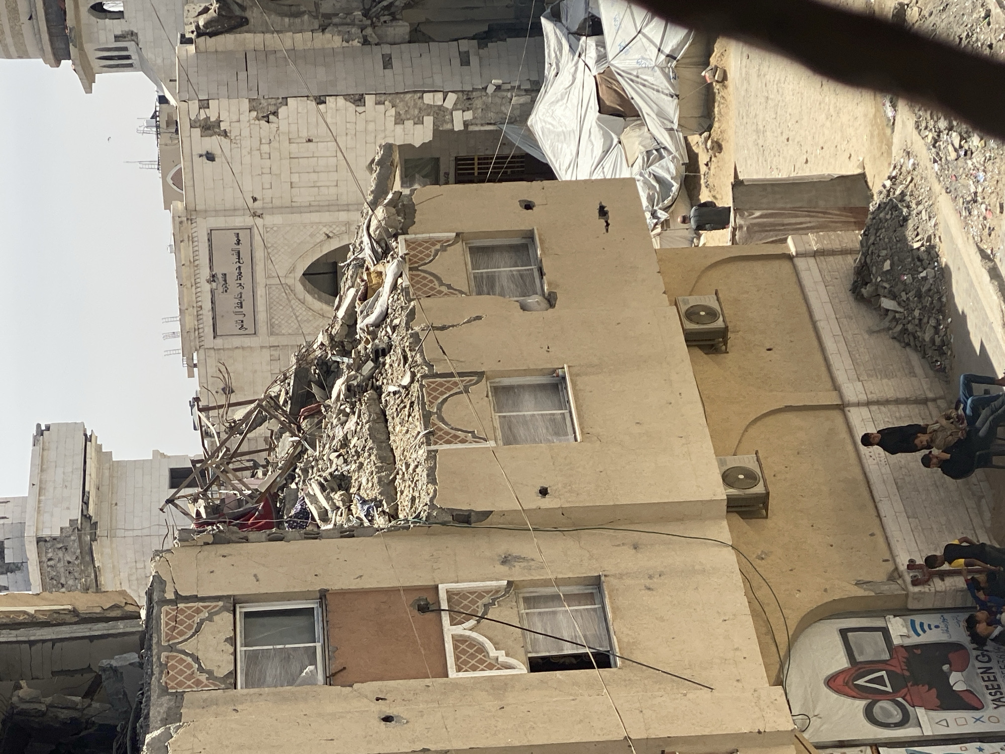 Khan Yunis residents document destruction and daily life amid rubble