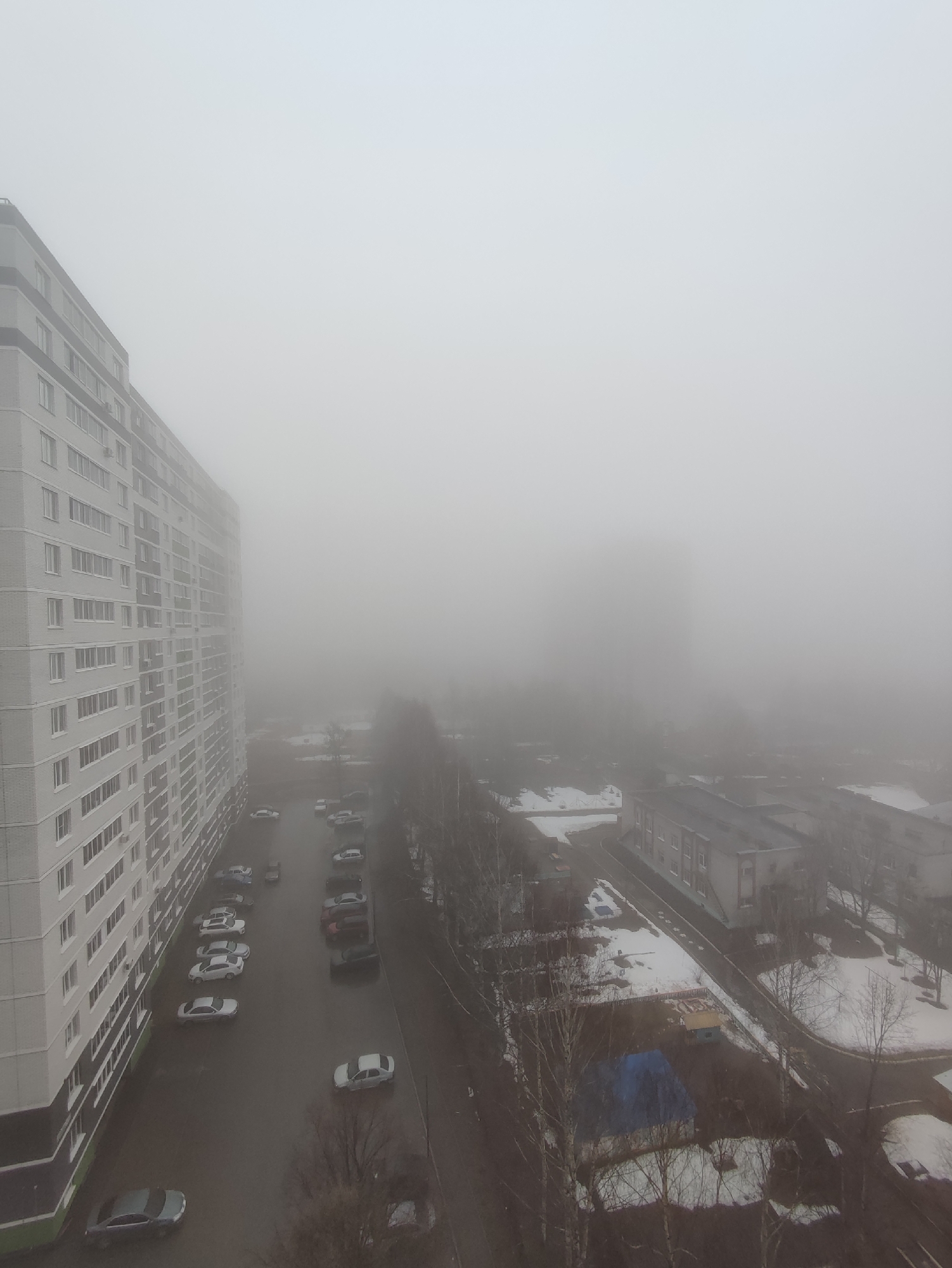 Heavy fog blankets Izhevsk residential area Monday morning