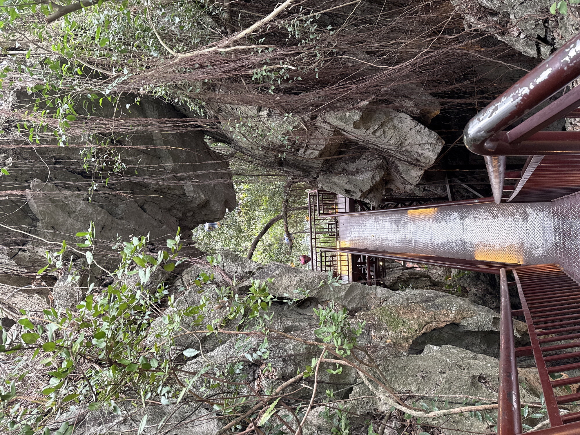 Tourist documents scenic spots in Hoa Lư Ward, Vietnam