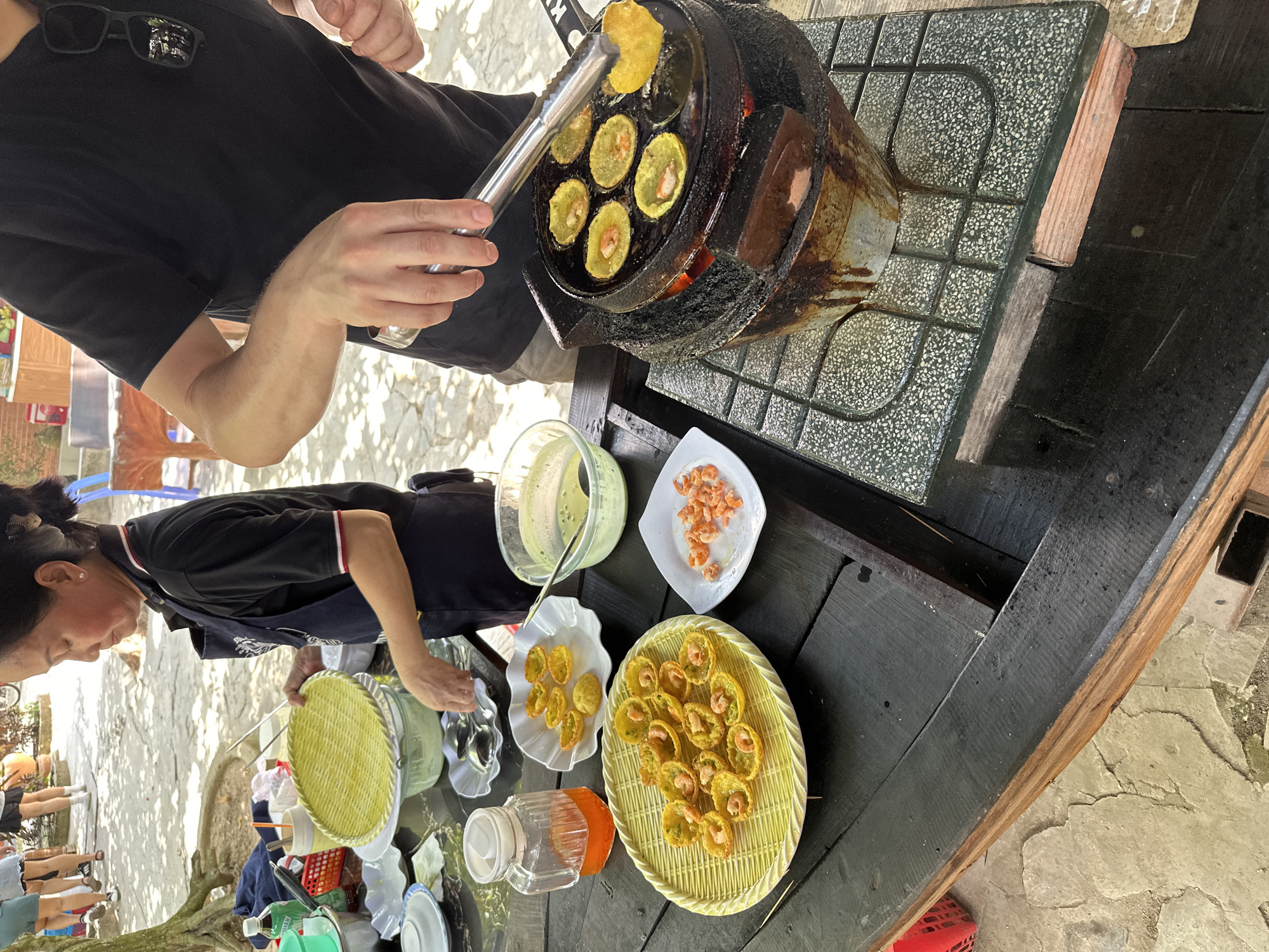 Street vendor prepares golden pancakes in Tân Thạch, Vietnam