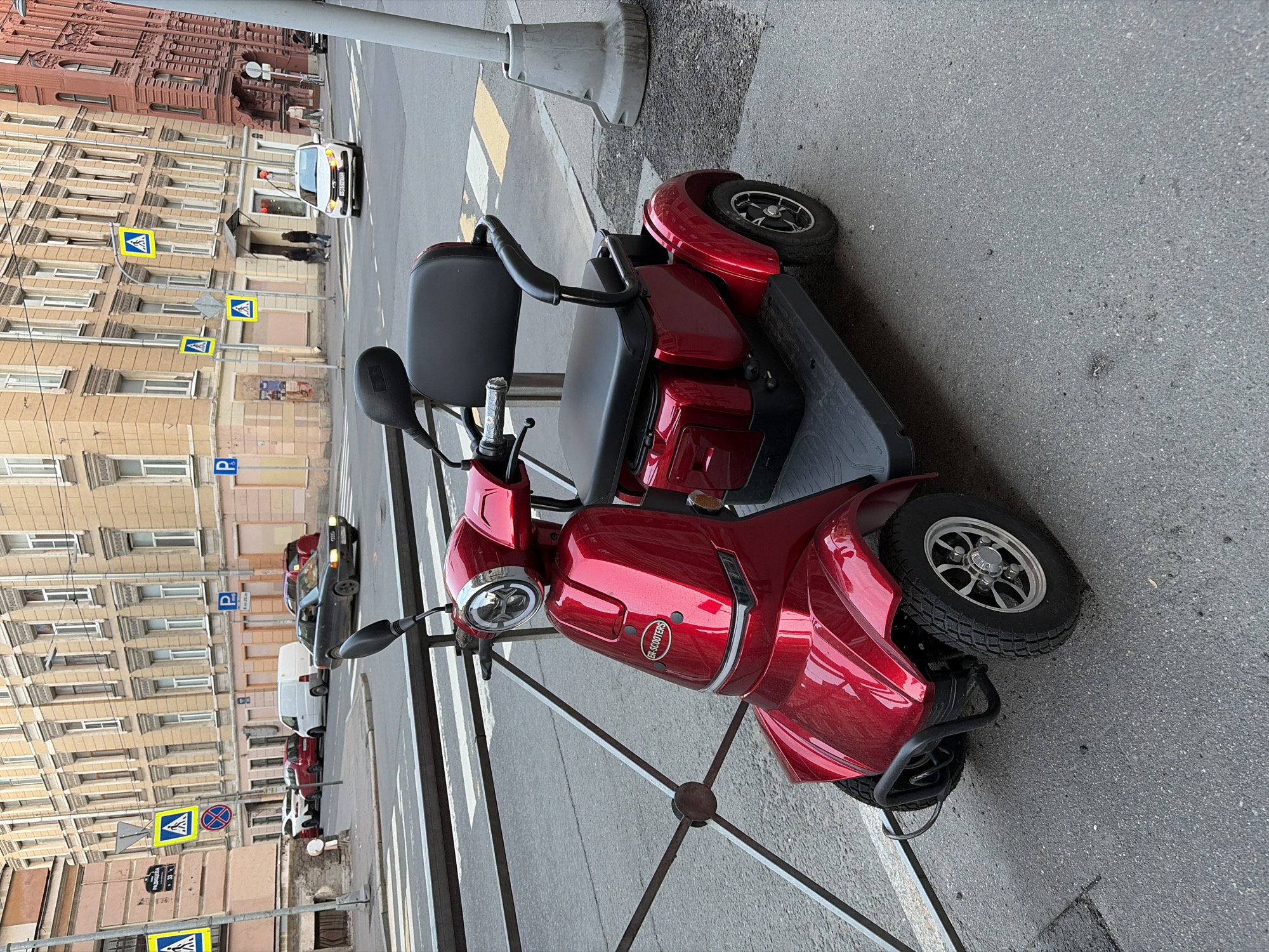 Street scenes and sculptural hand gestures in central Saint Petersburg