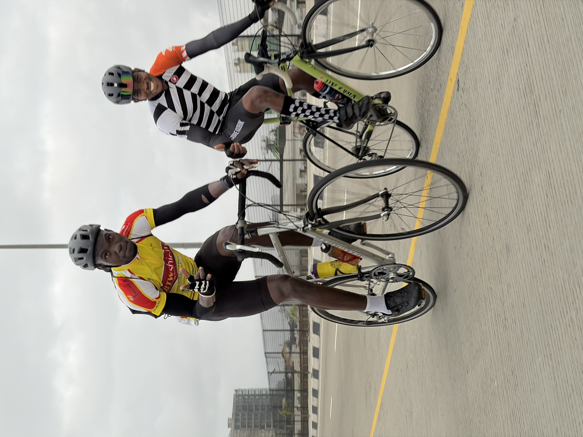 Cyclists and street scenes from a cloudy Alaguntan morning