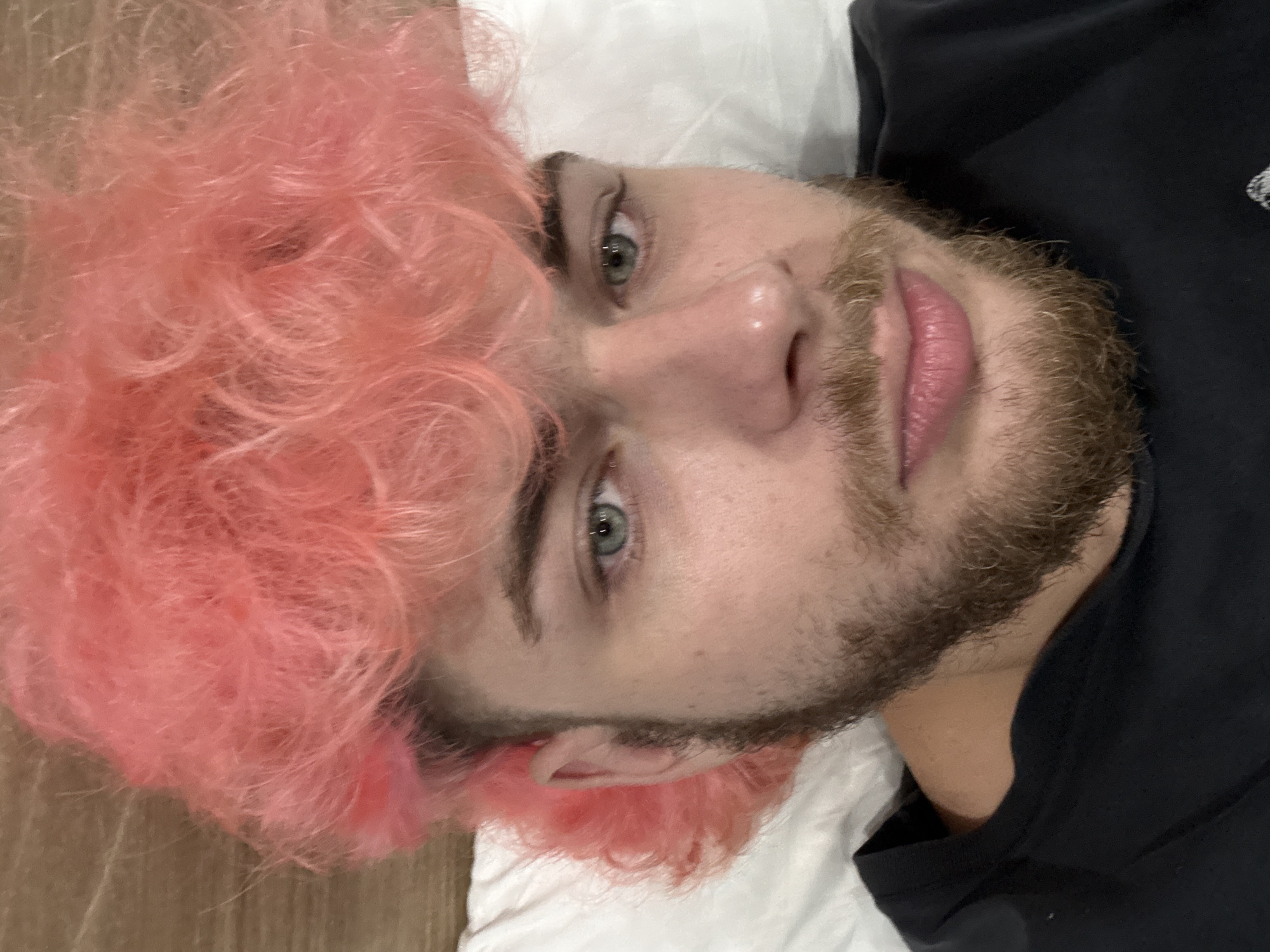 Pink-haired person photographed in intimate portraits in Đà Nẵng