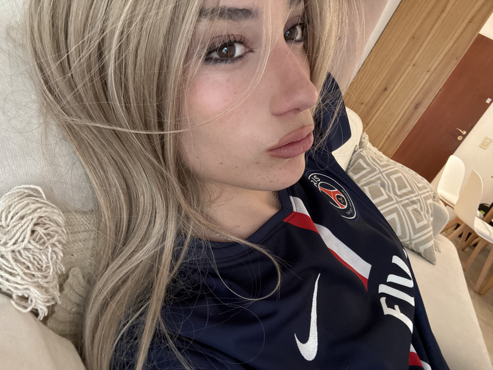 Woman in PSG jersey photographed in Buenos Aires