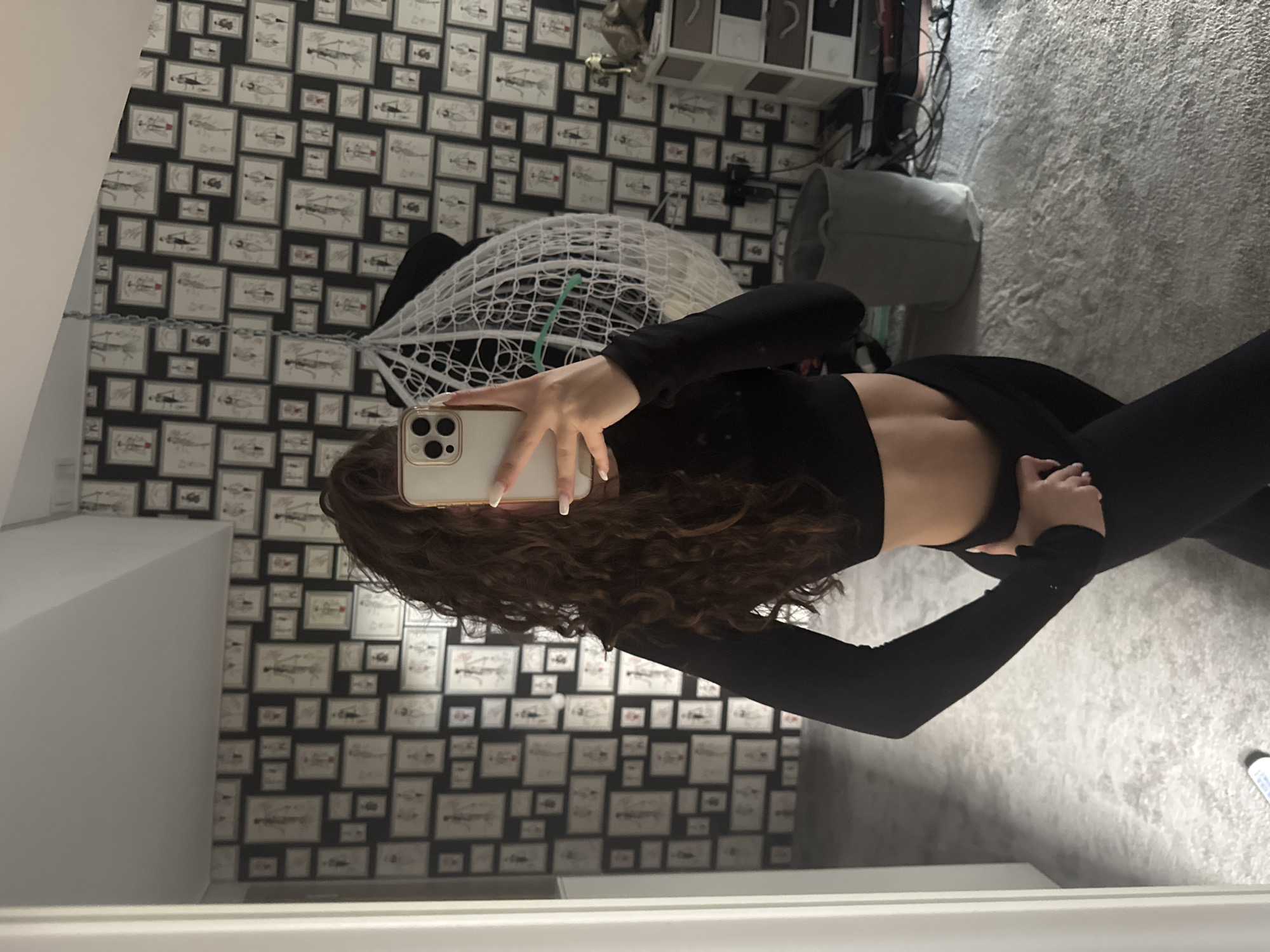 Mirror selfie in a Sofia bedroom, classic casual setup.