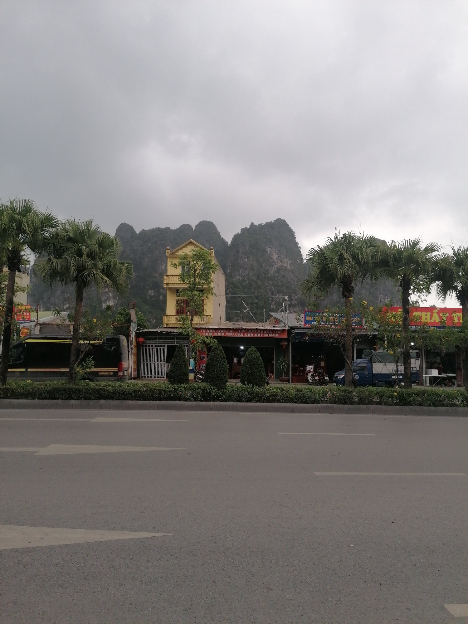 Morning street life documented across Ha Tu Ward, Vietnam