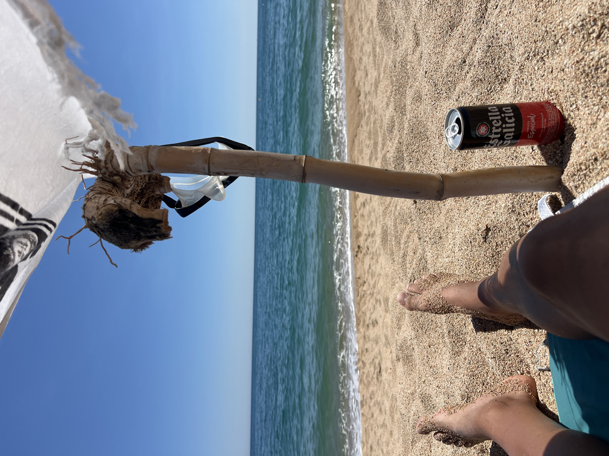 Beachgoer enjoys sunny afternoon with beer in Sant Pol de Mar