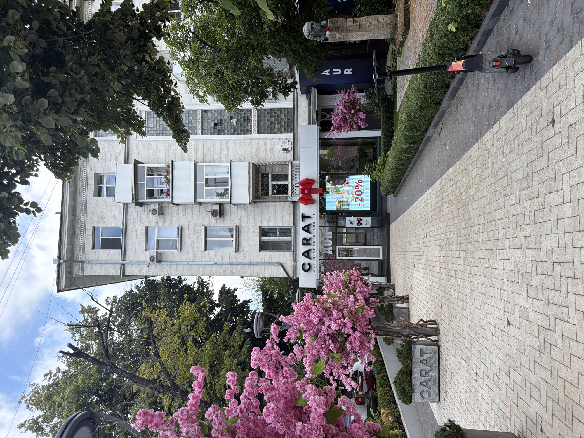 Weekday morning foot traffic on Chișinău's main boulevard