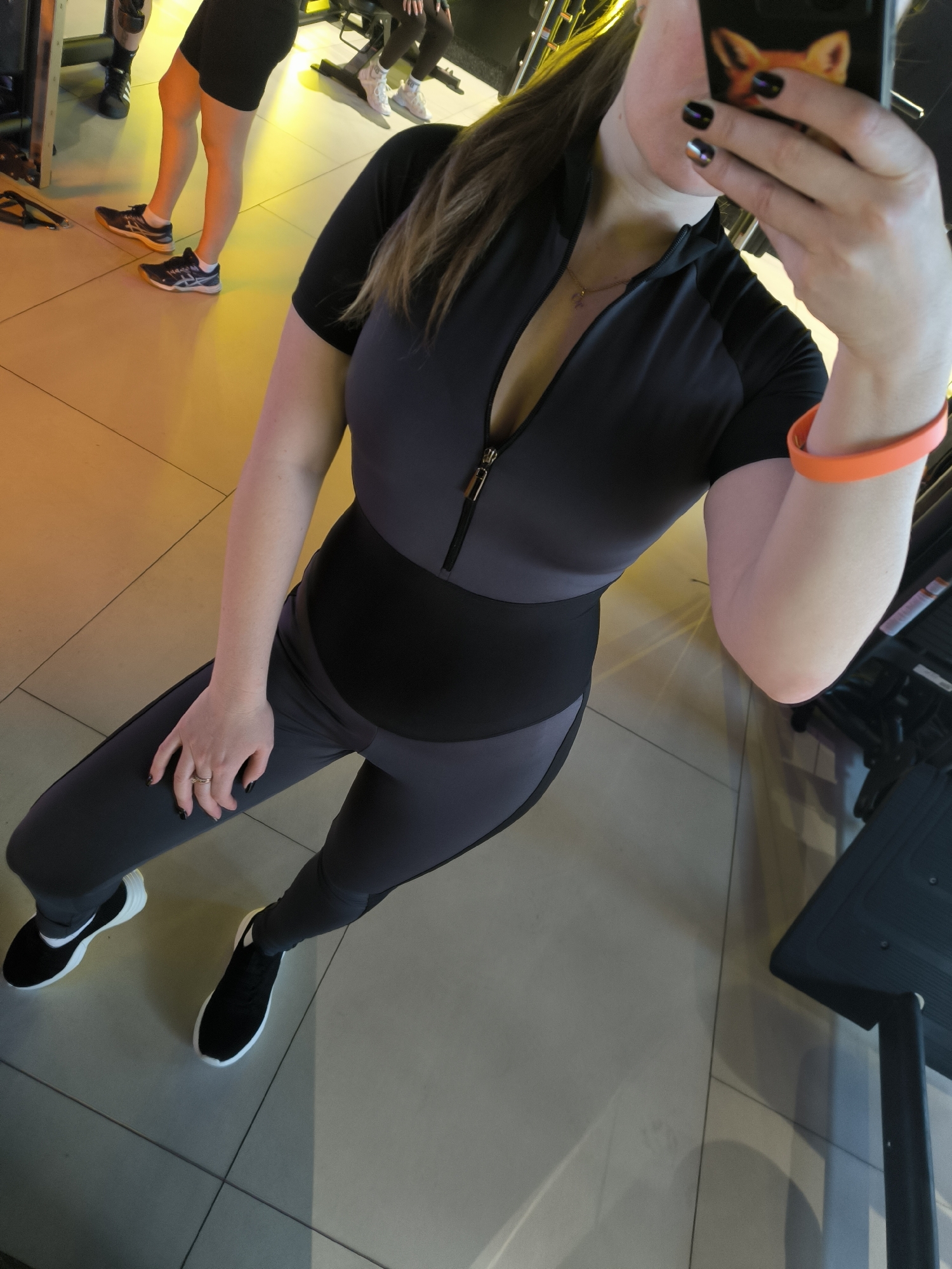 Woman exercises, takes selfie at Krasnoyarsk gym