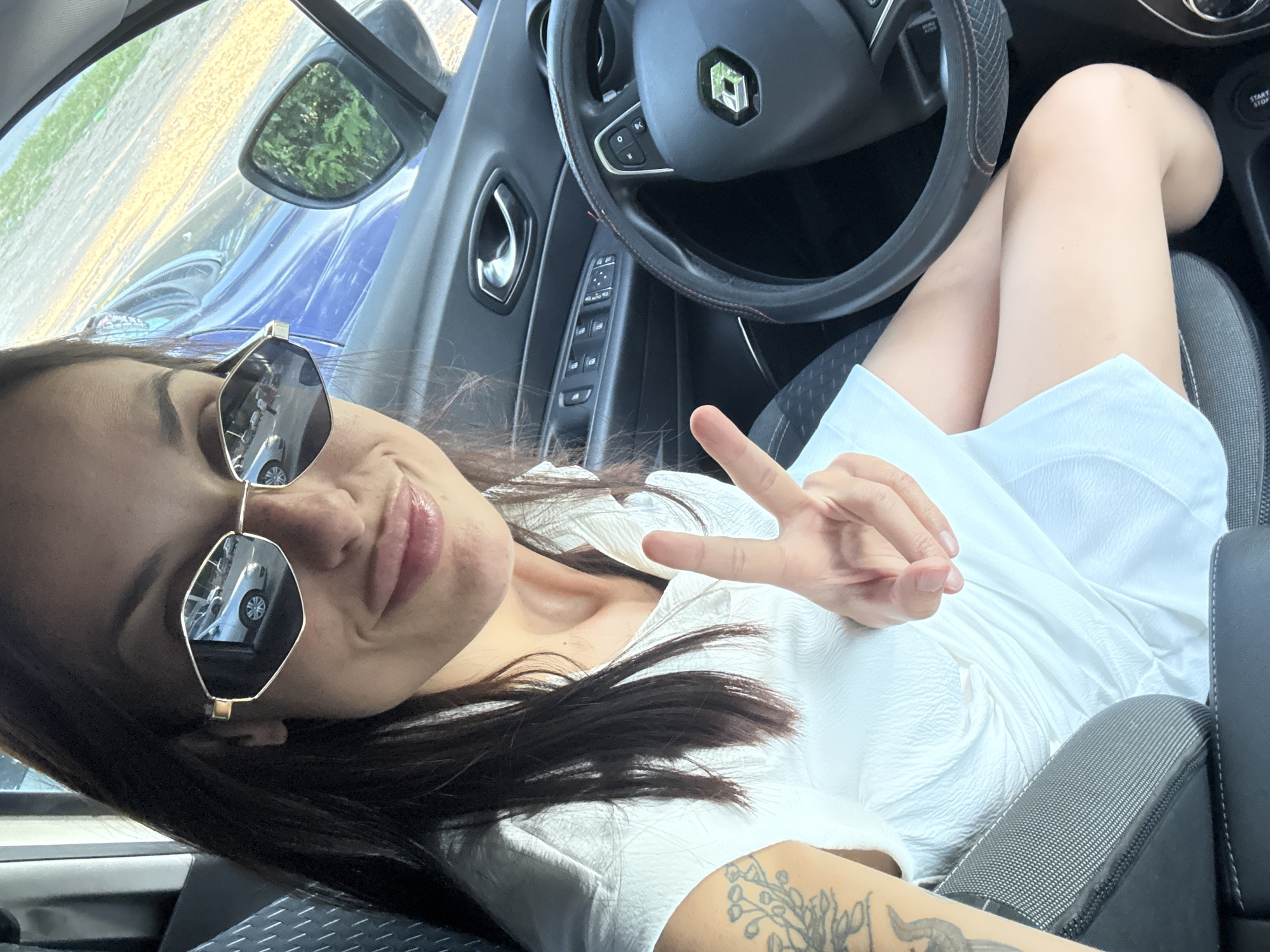 Quick stop in Pleven: peace signs, selfies, and a pink rose.