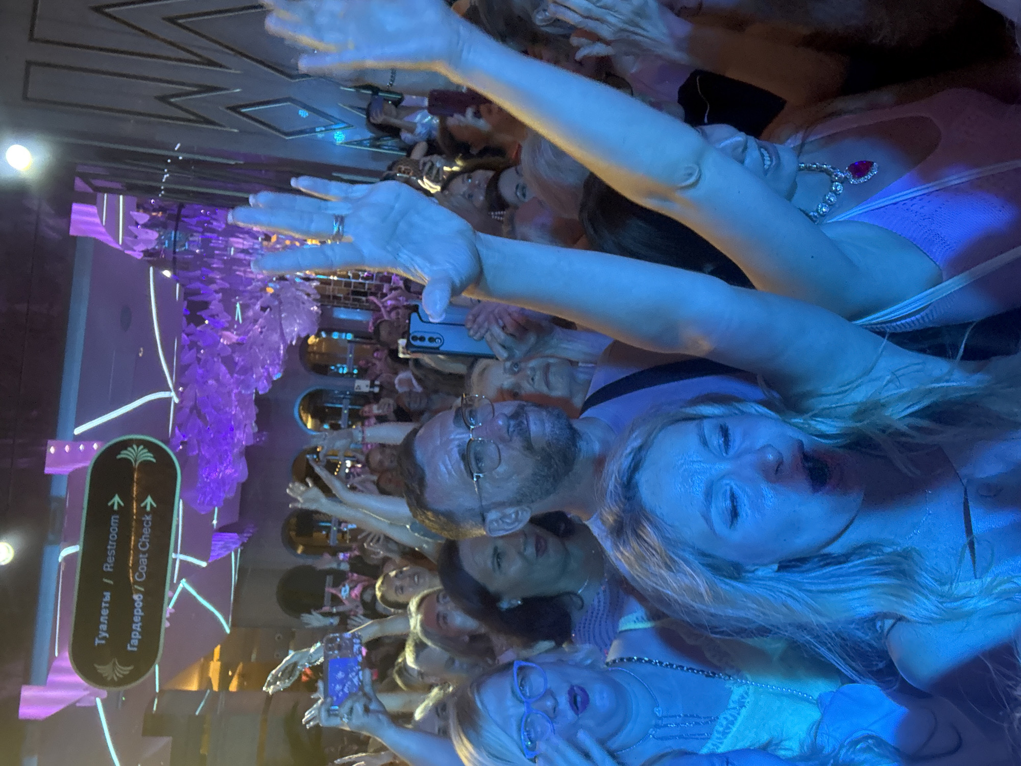 Live casino concert in Estosadok draws crowd filming the show