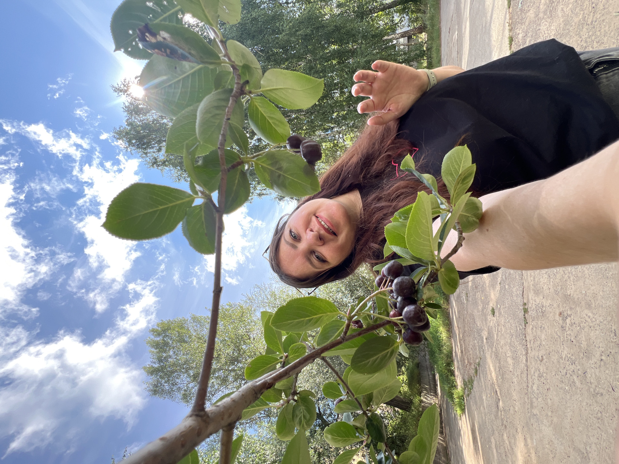 Sunny morning selfies and berry close-ups outside a Noviy apartment block