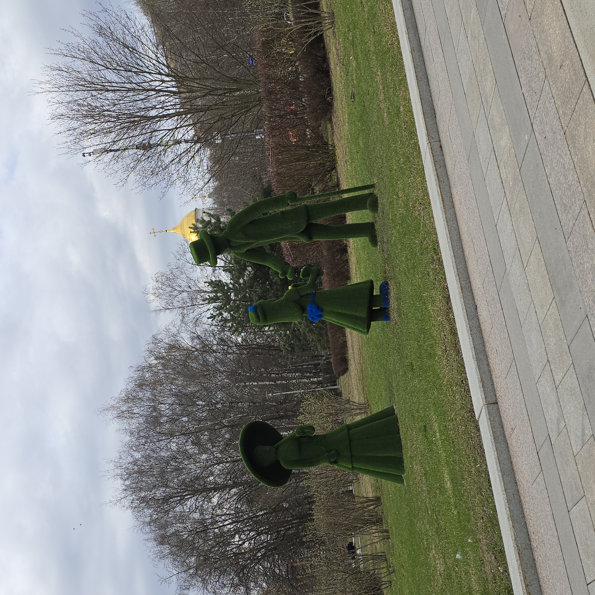 Family topiary sculptures spotted on Moscow lawn