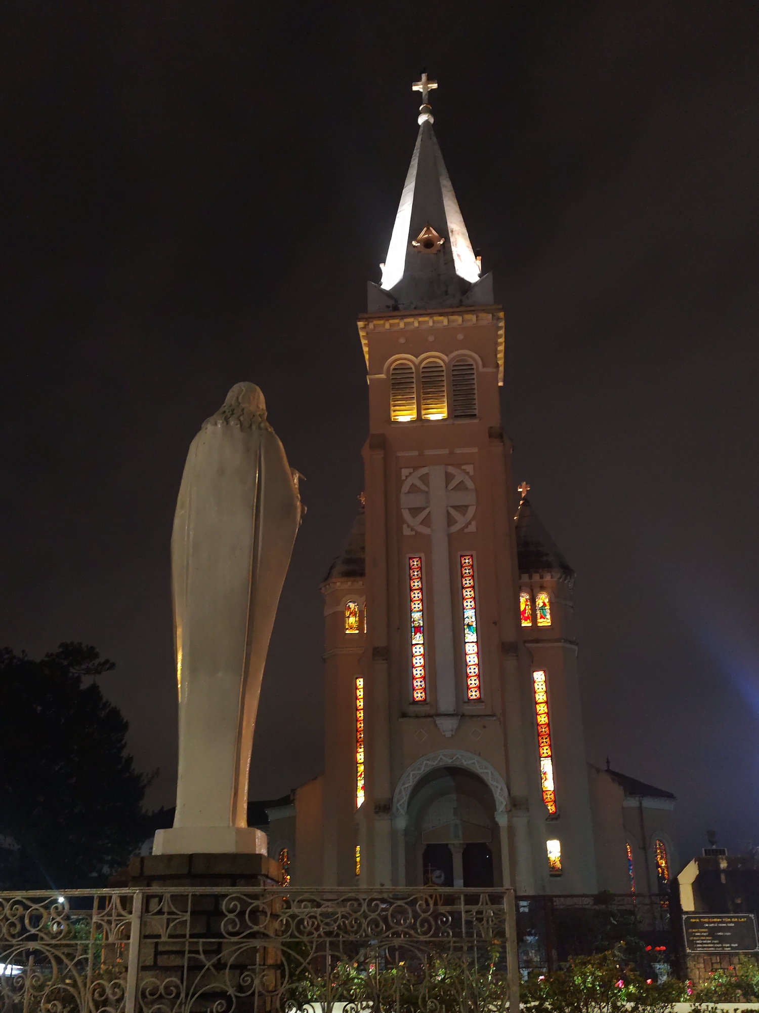 Evening documentation of illuminated churches and quiet spaces in Da Lat