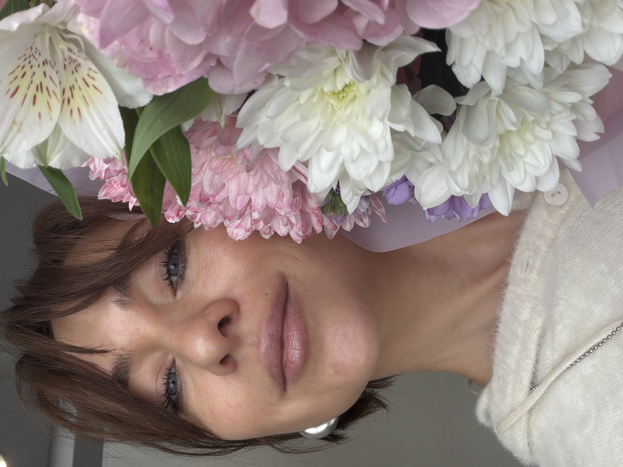 Woman photographed with flower bouquet in Ust-Ilimsk, Russia