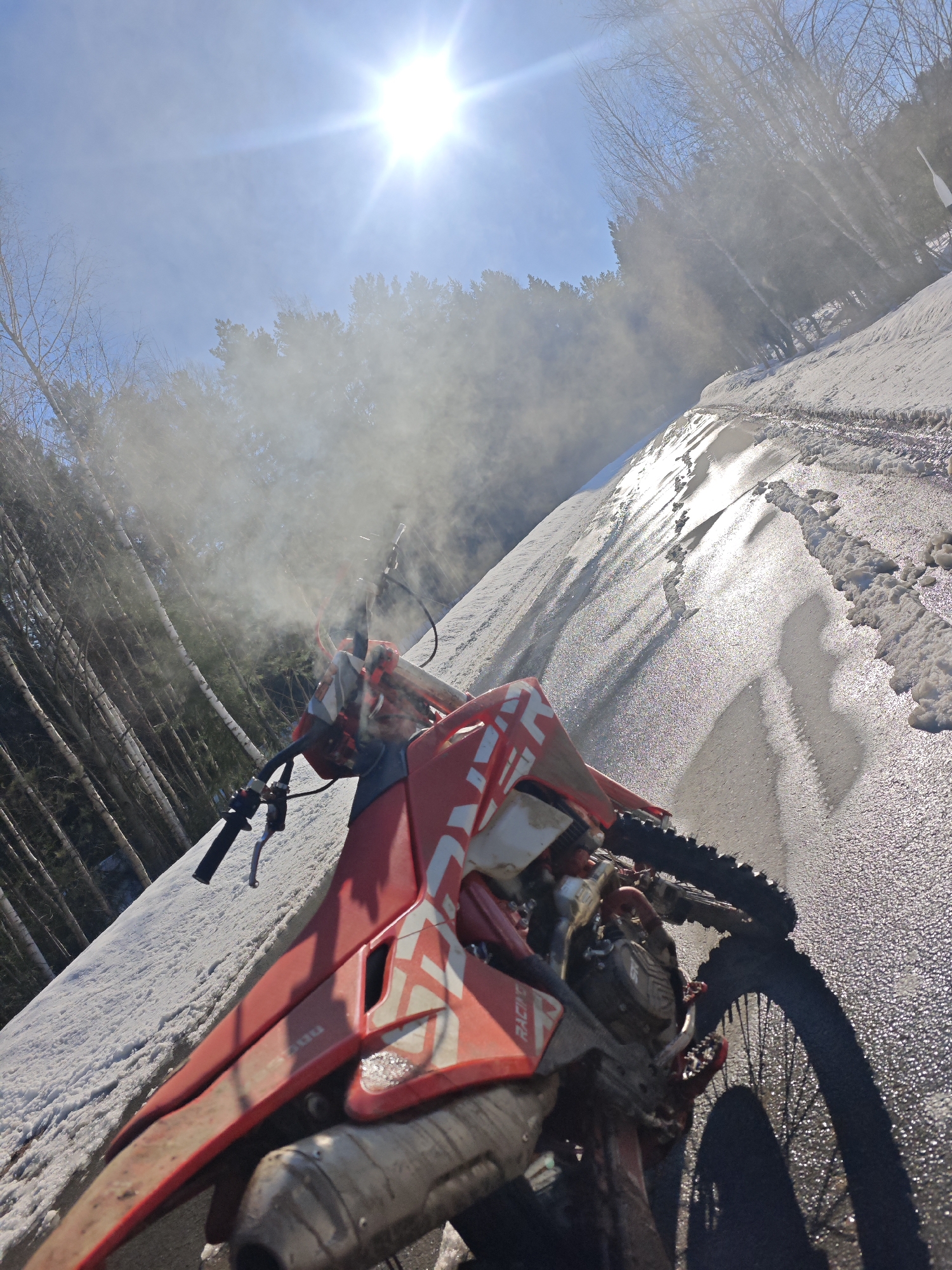 Dirt bike rider spotted in snowy Russian field