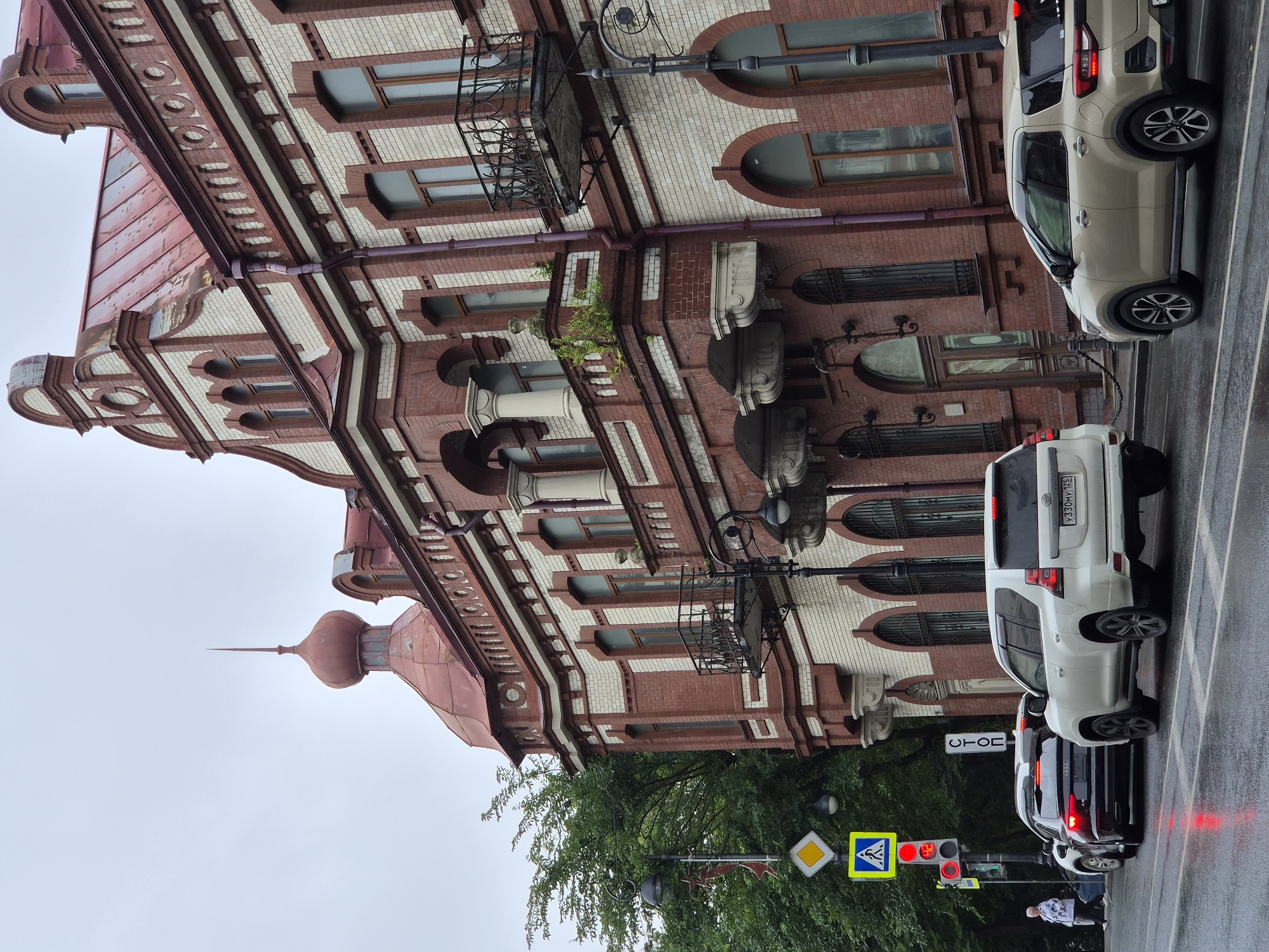 Street-level tour of Vladivostok's shops, art markets, and architecture