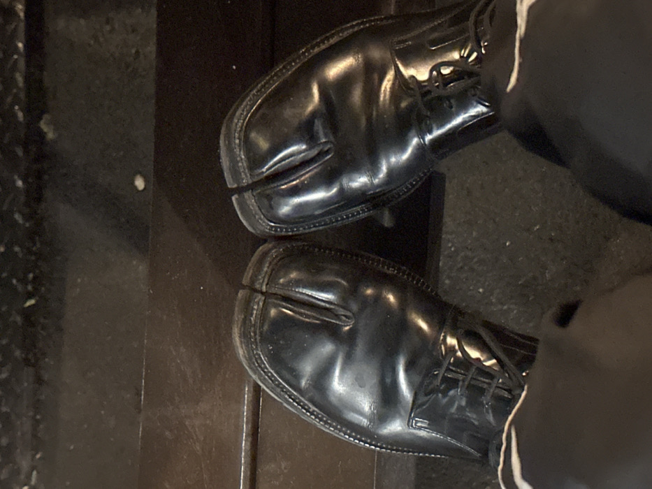 London witness captures random moments: shoes, selfie, fasting message, empty glasses