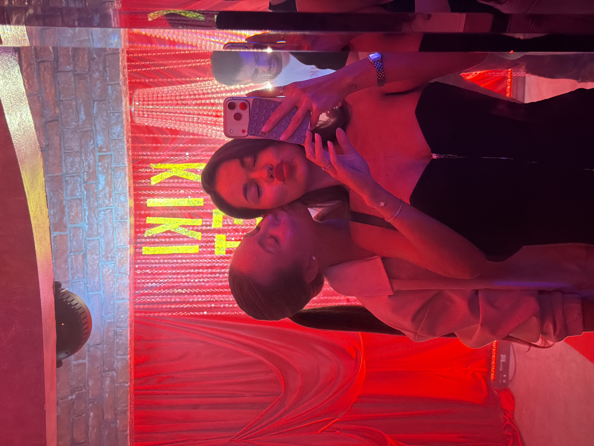 Moscow nightclub patrons document performer and social scenes