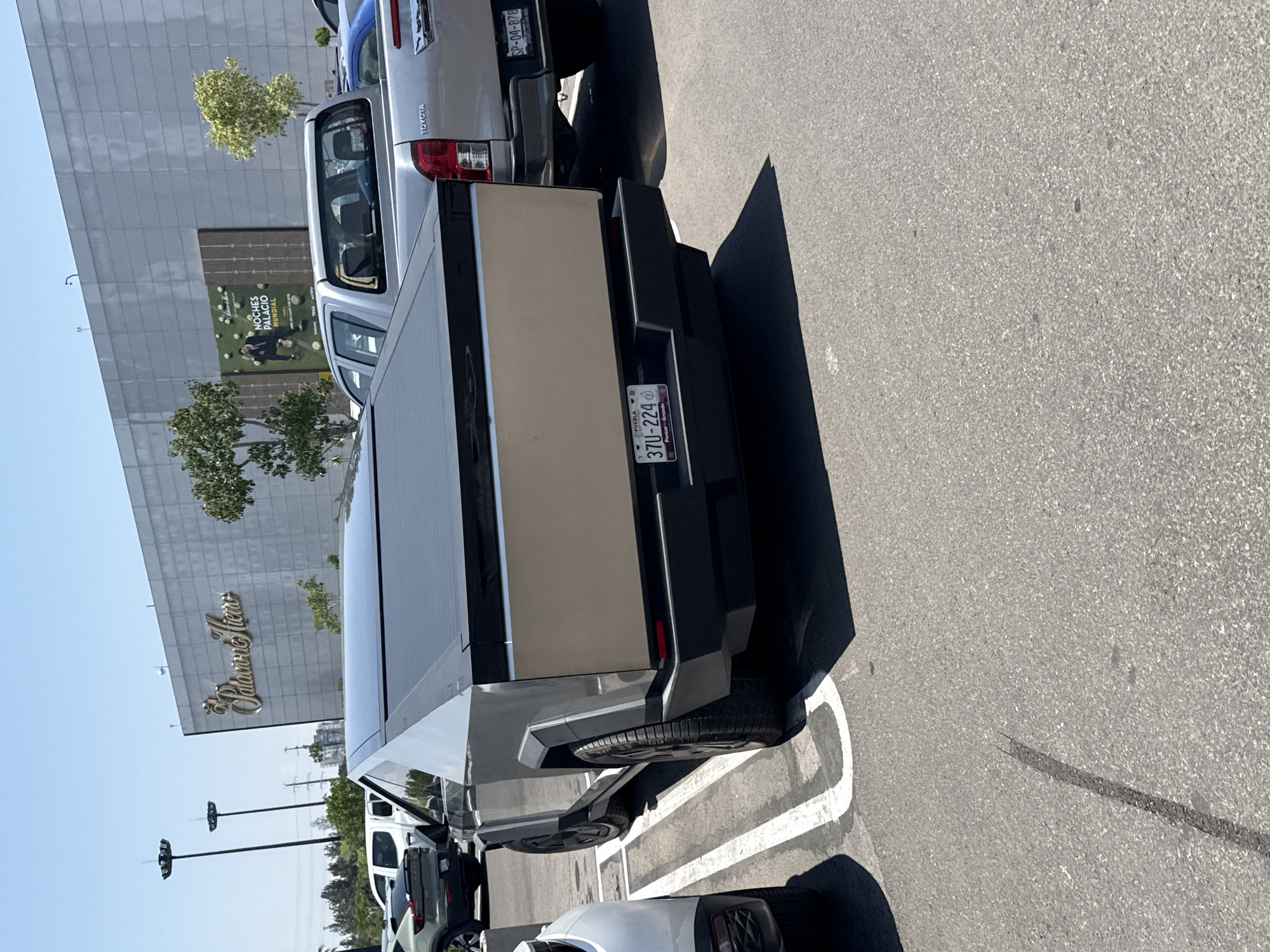 Shopping trip documented at Puebla athletic store, Tesla spotted