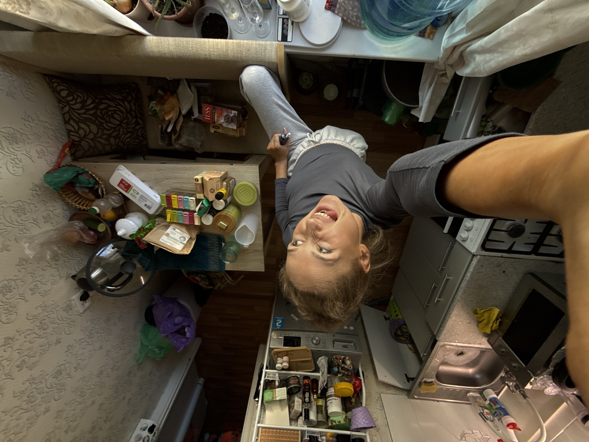 Woman documents morning routine in Chaikovsky apartment with selfies