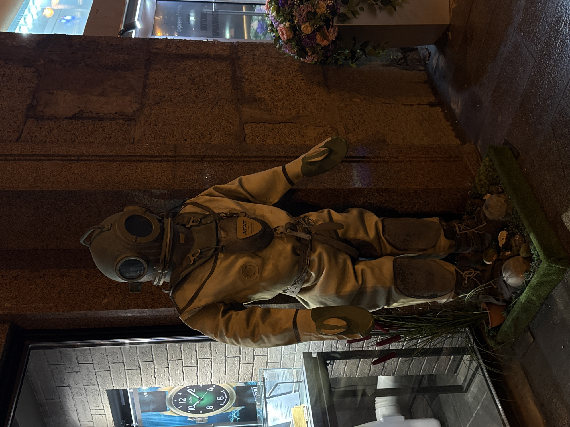 Witness captures diverse Moscow scenes from diving suit to telegraph building
