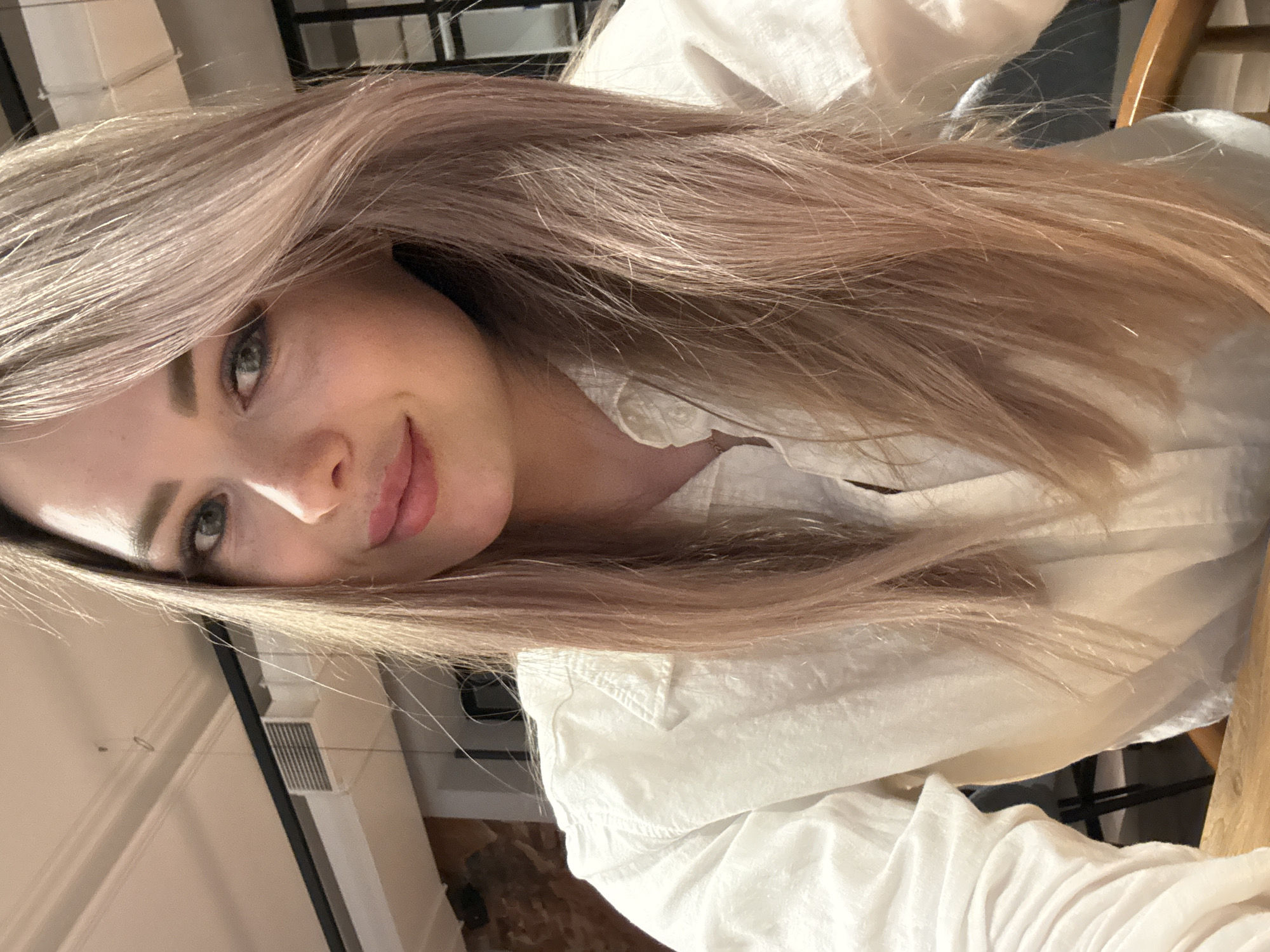 Woman documents cafe meal with selfies and gratitude message