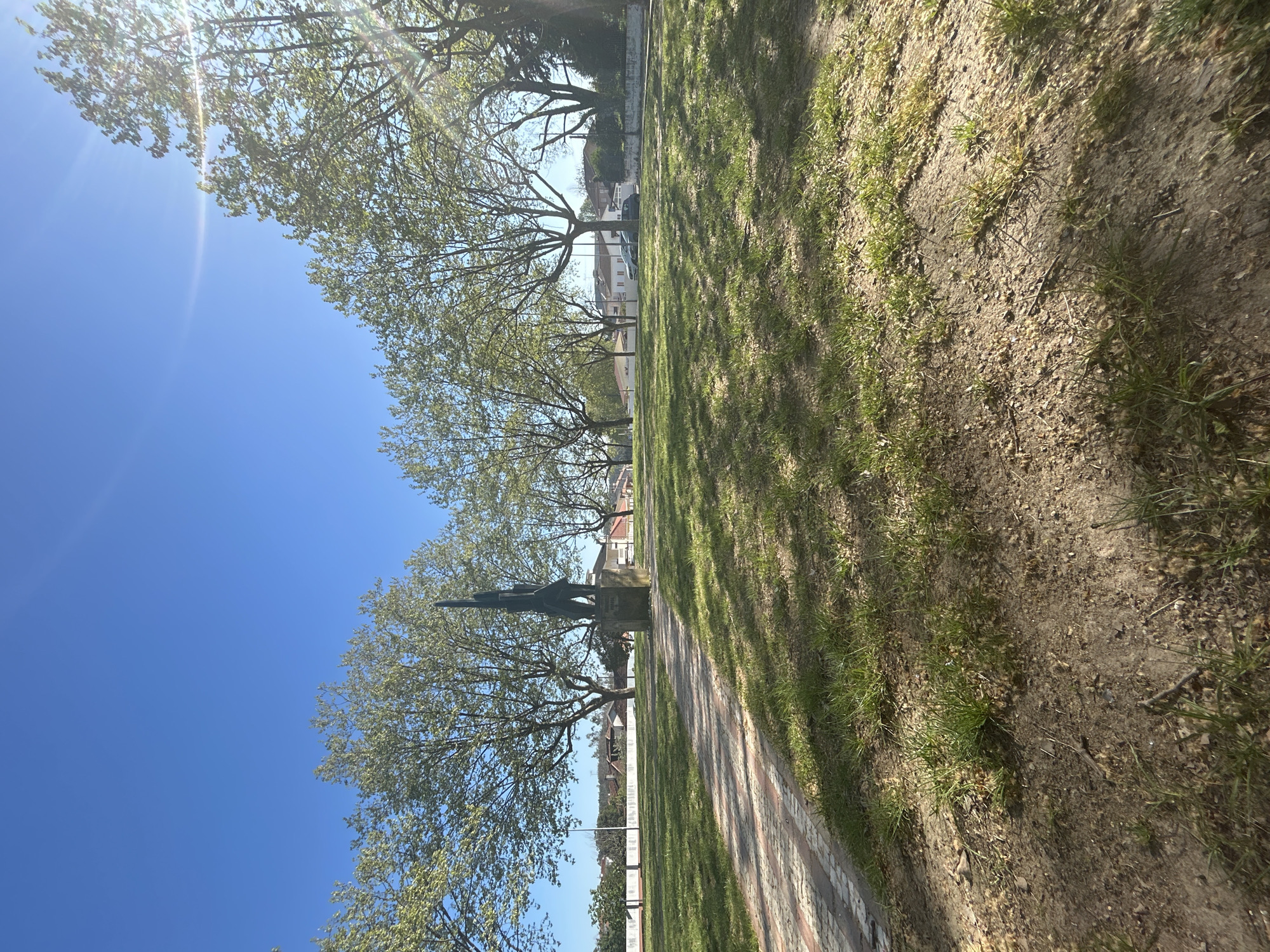 Sunny afternoon walkway captured in Santa Maria da Feira park