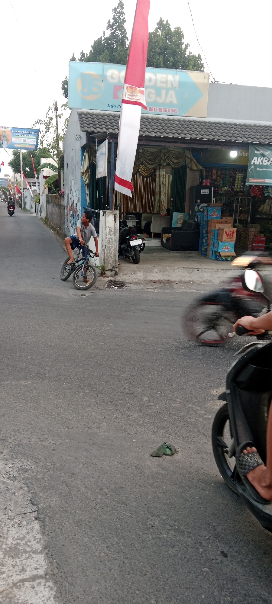 Street life and roadside markets along a Maguwoharjo corridor