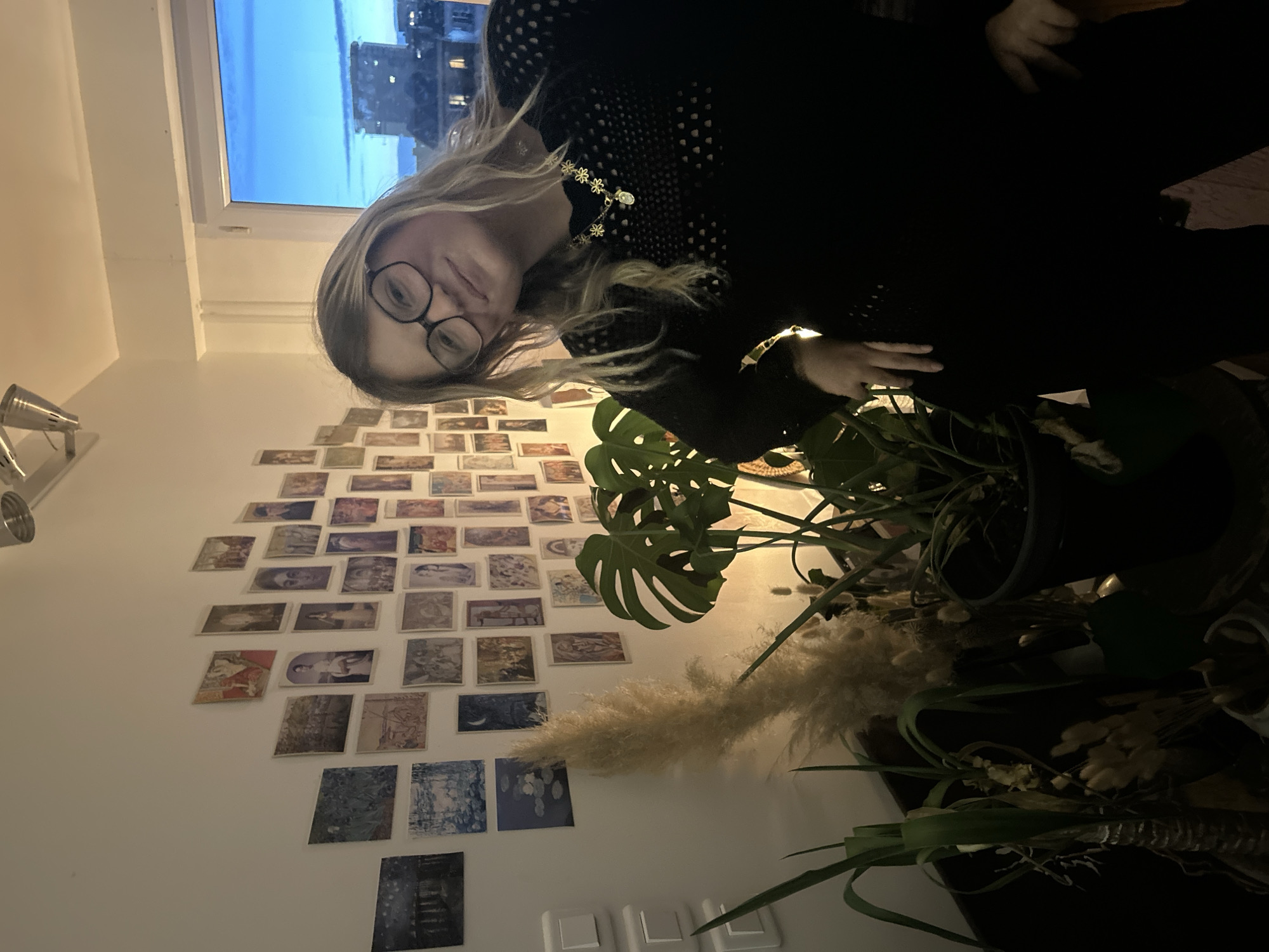 Friends gather for intimate dinner party in Pantin apartment