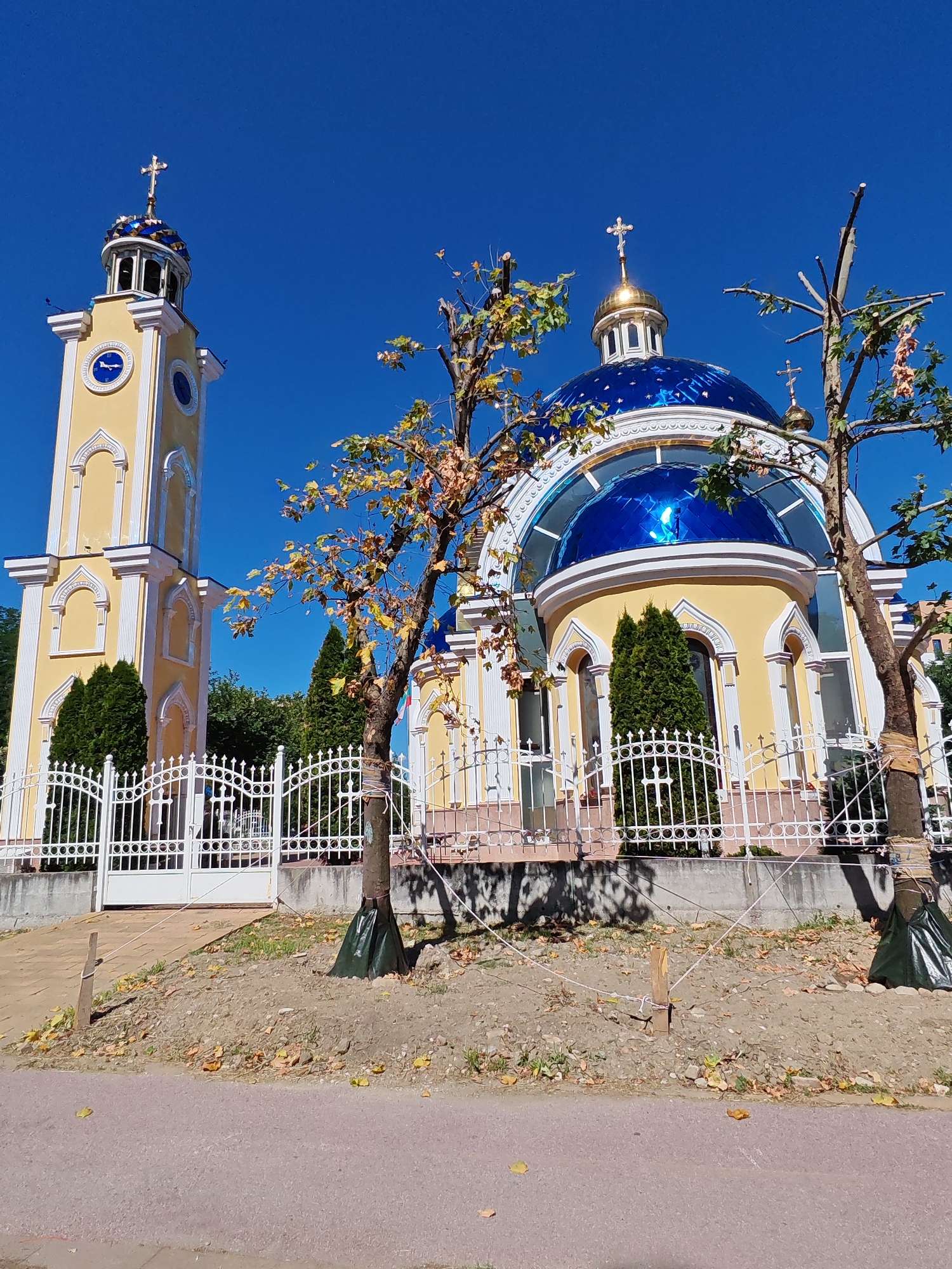 Morning visit to yellow Orthodox church amid Plovdiv street construction