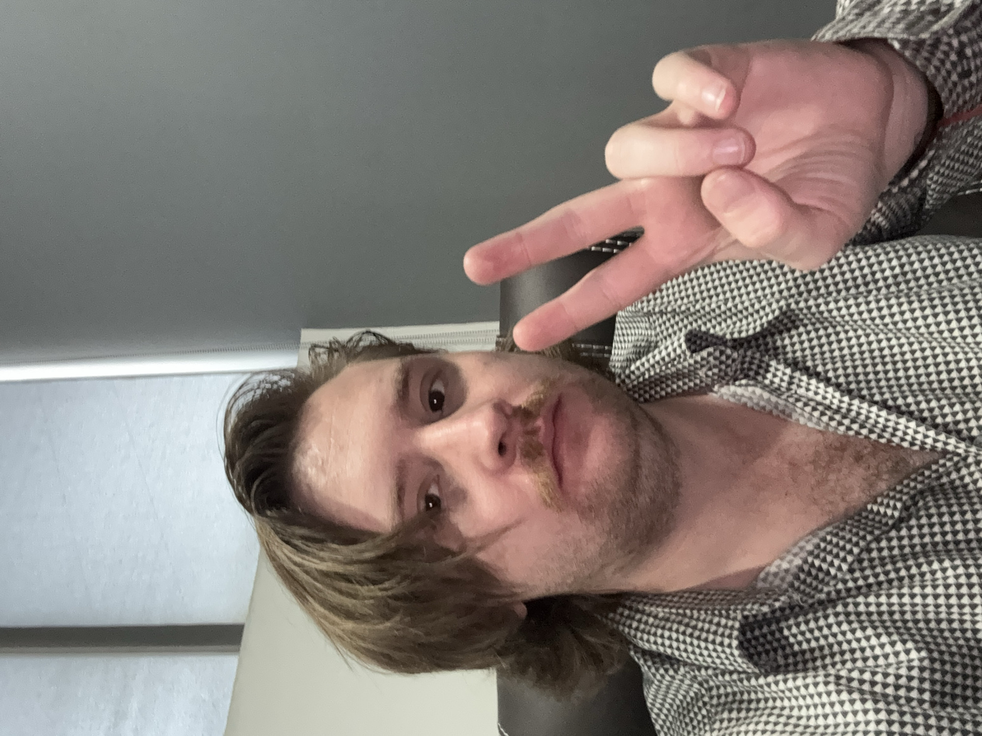 Man takes peace sign selfie in Cuautitlán Izcalli