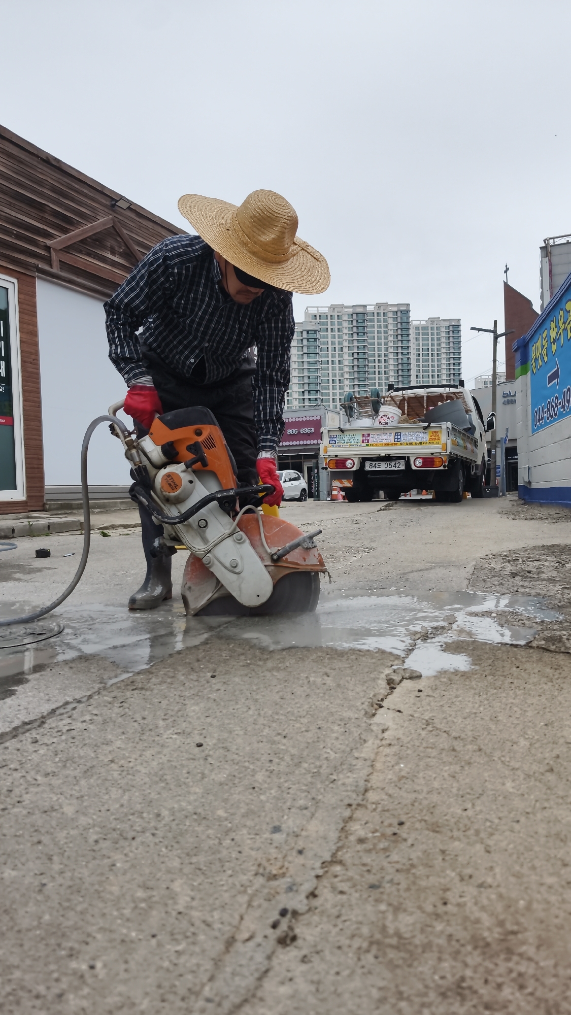 Concrete cutting and flower market browsing in Sejong City