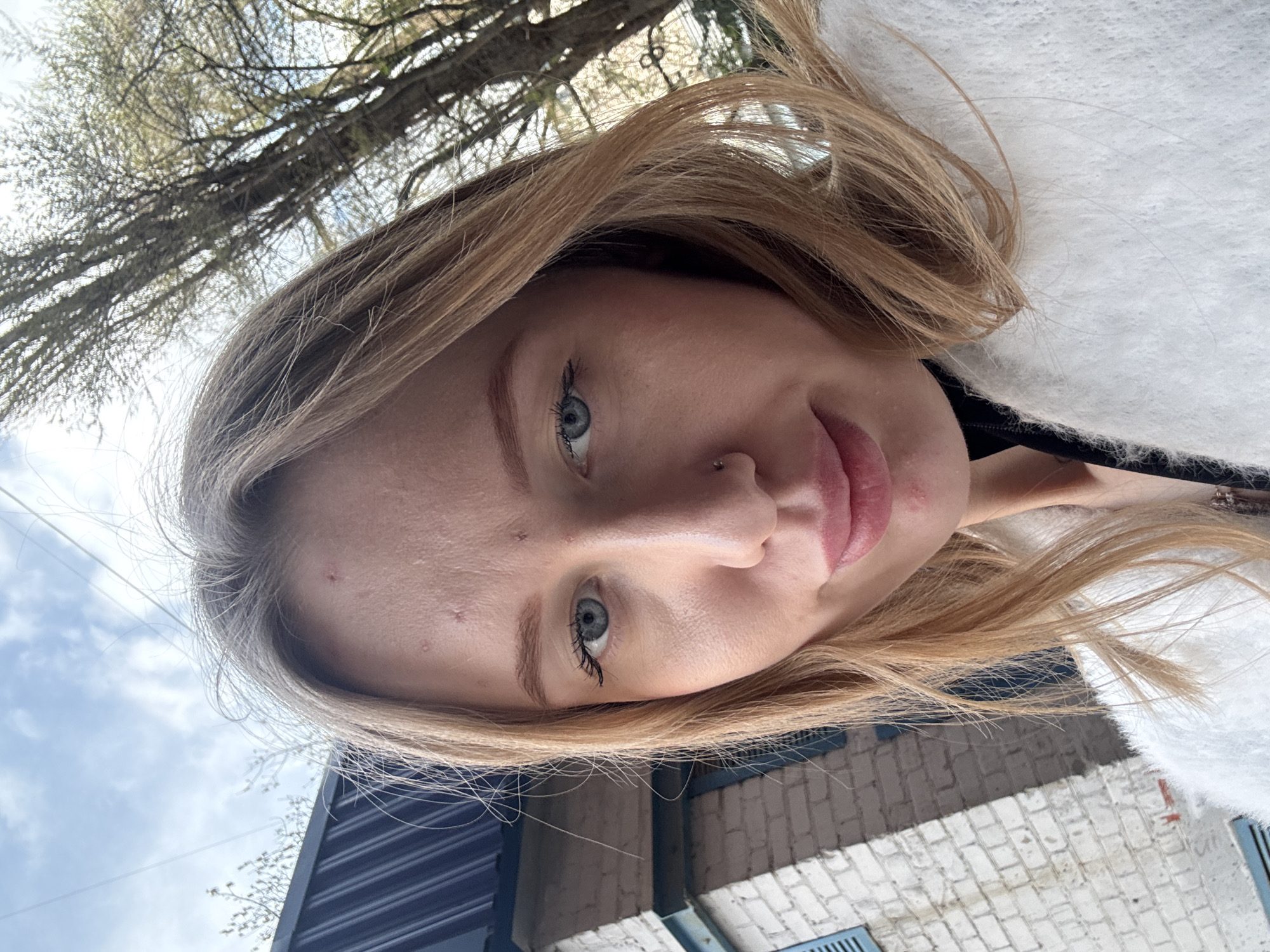 Woman photographed multiple times in Rostov-on-Don morning session