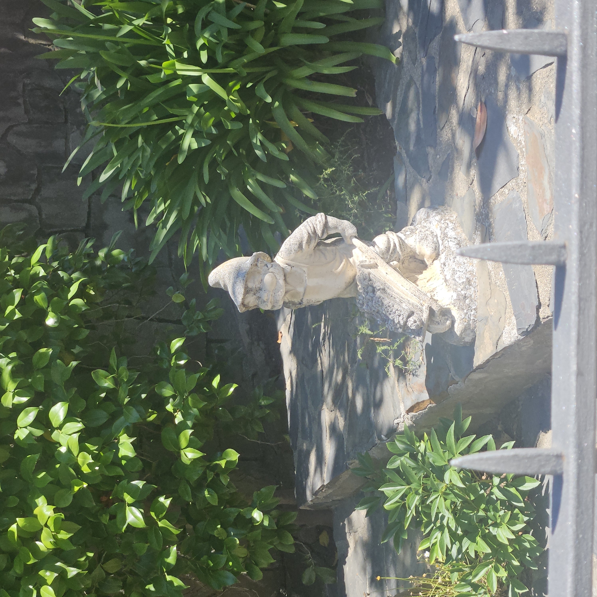 Morning scenes documented in La Jonquera: statues, pets, architecture