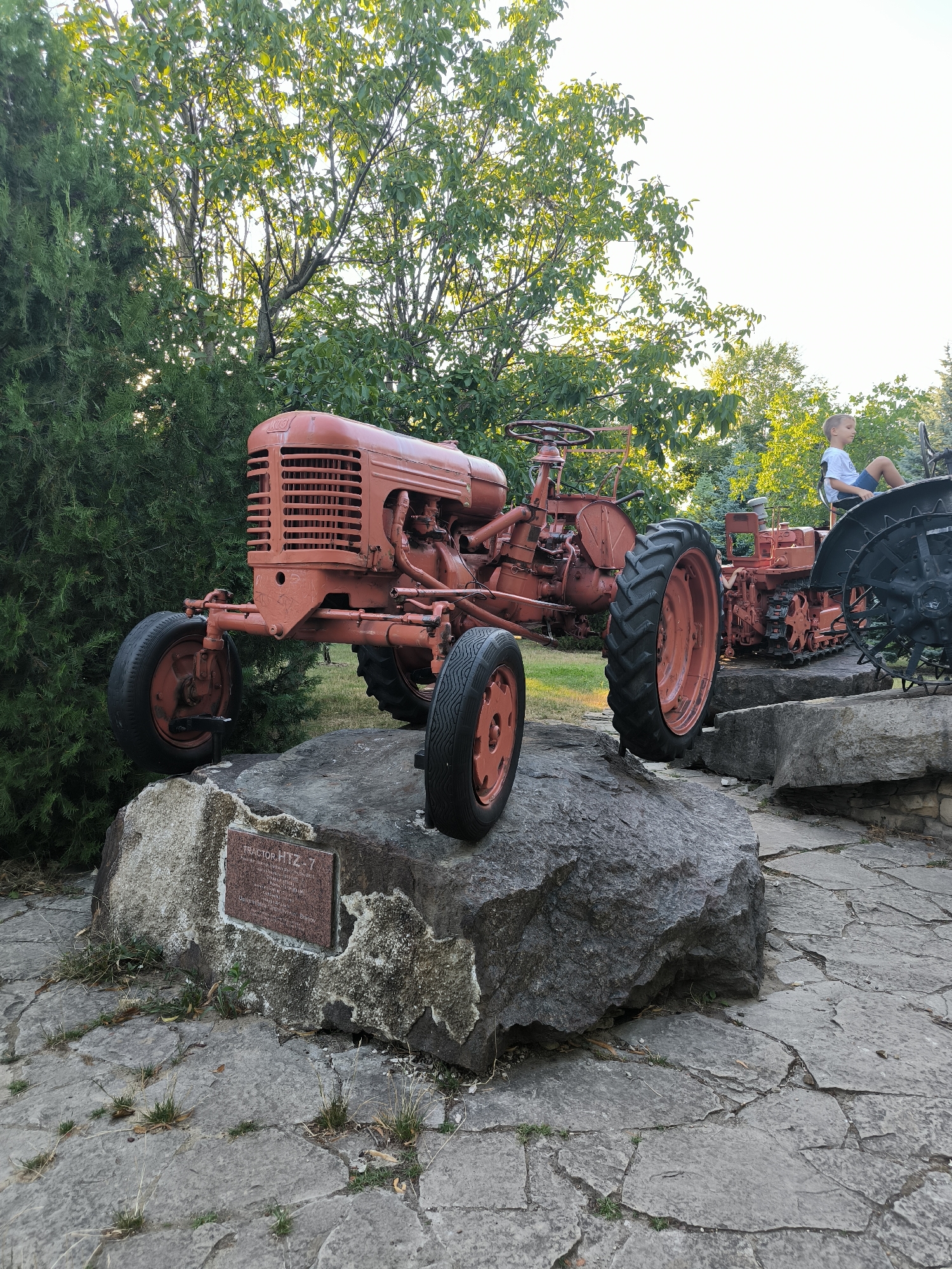 Vintage tractors and helicopters on display in Chișinău park