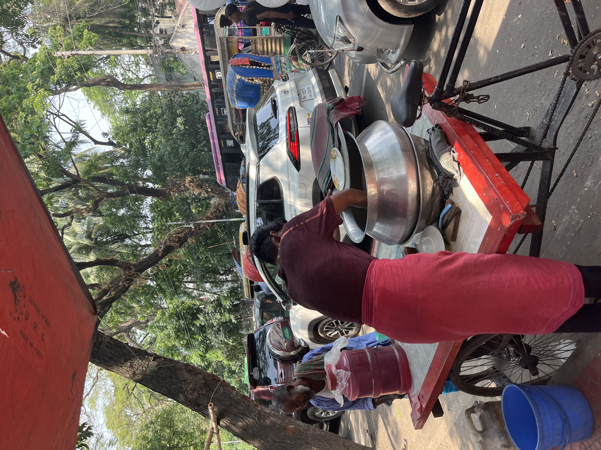 Street food vendor serves meals from bicycle cart in Dhaka
