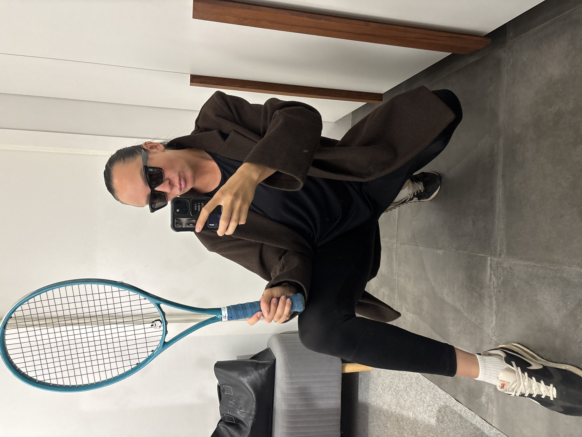 Tennis player takes mirror selfies with child in Russia