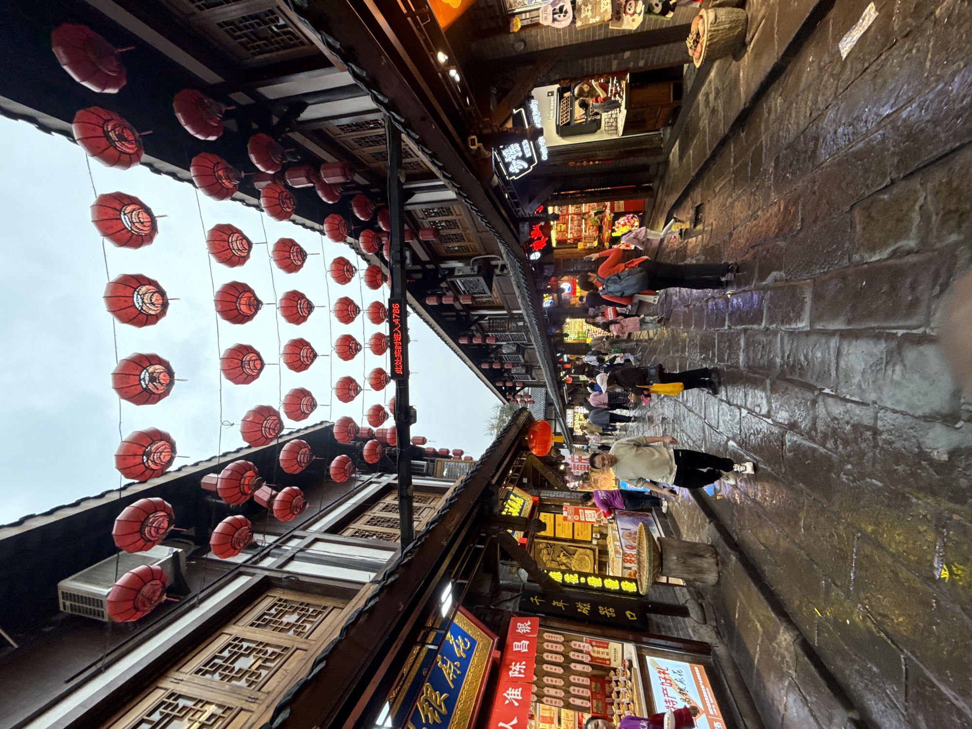 Morning street life documented across Shapingba District, Chongqing