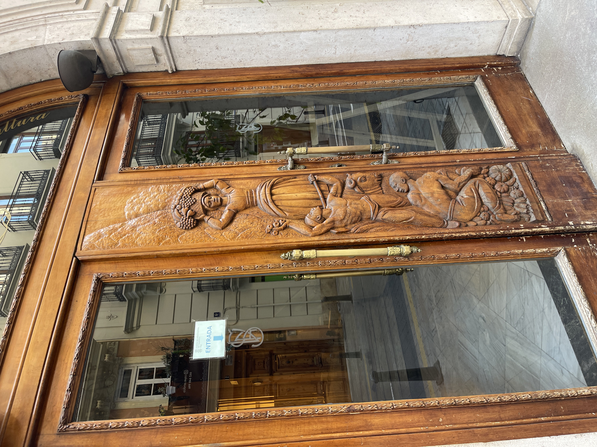 Morning documentation of ornate architecture in València, Spain