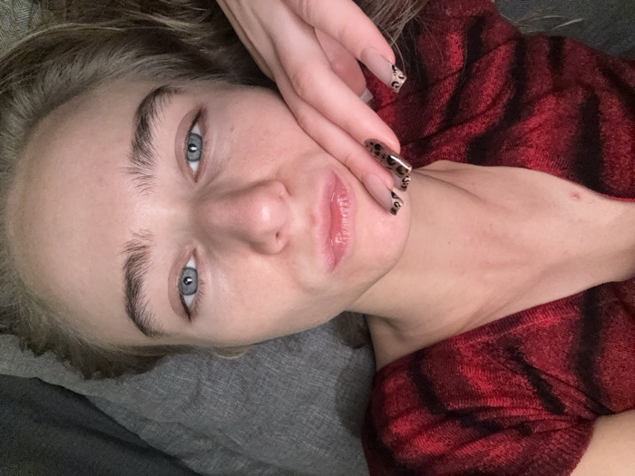 Woman documents Valentine's Day afternoon with selfies and KFC visit