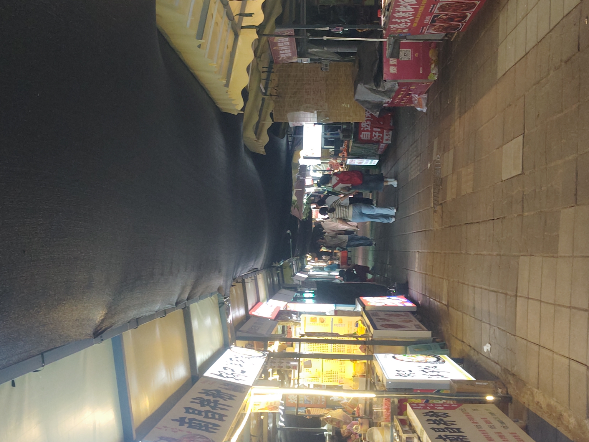 Food stalls operate during afternoon hours in Shapingba District