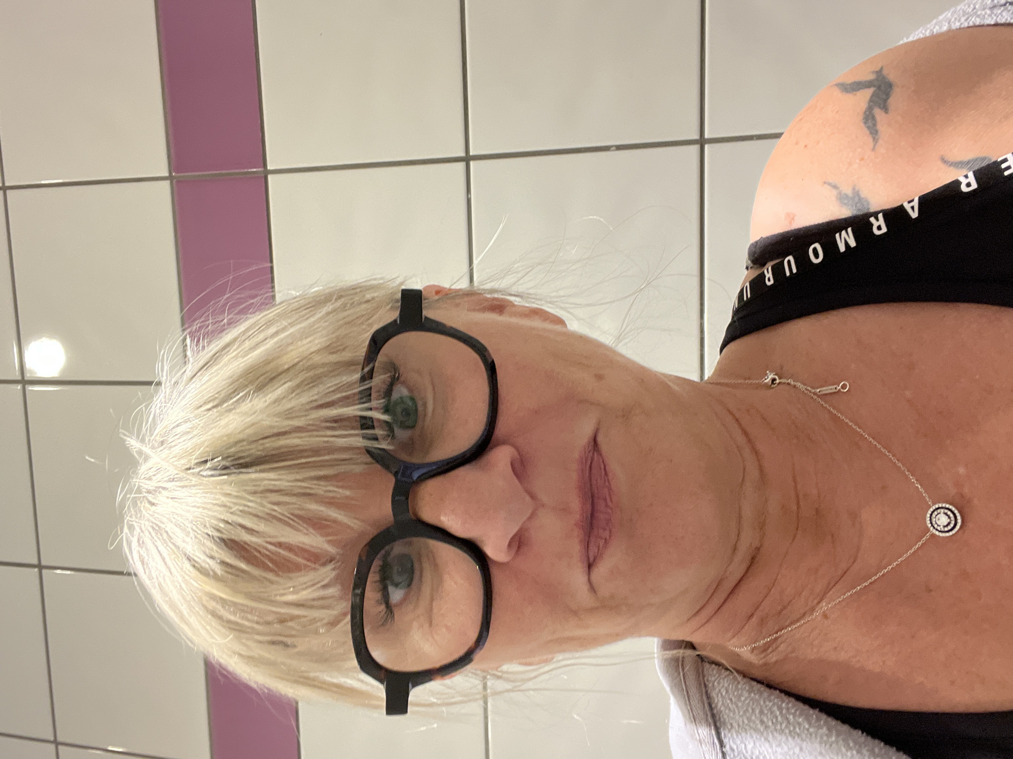 Woman photographed in portrait session in Saint-Galmier, France