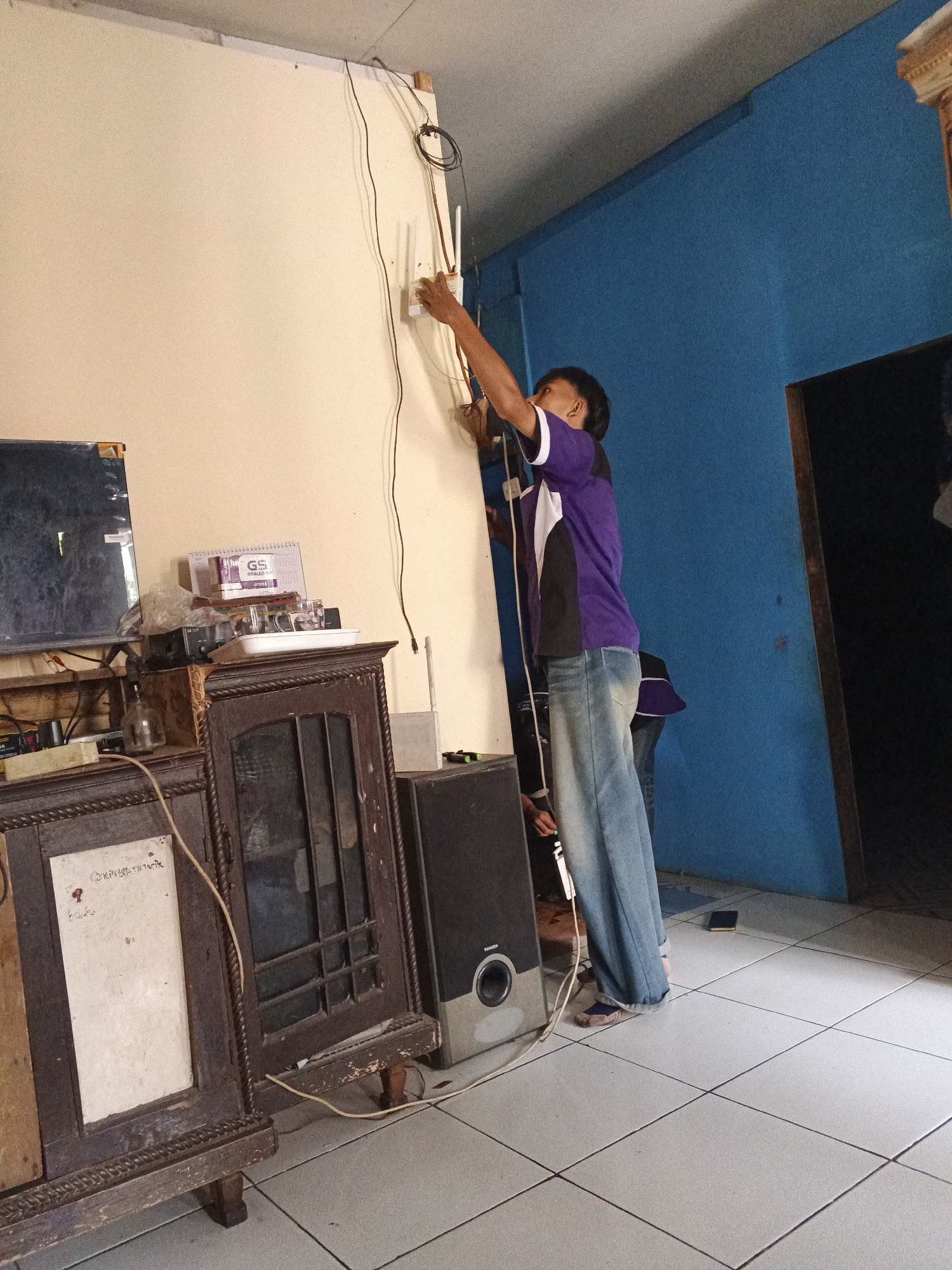 Router install and a slow morning in Warungkiara