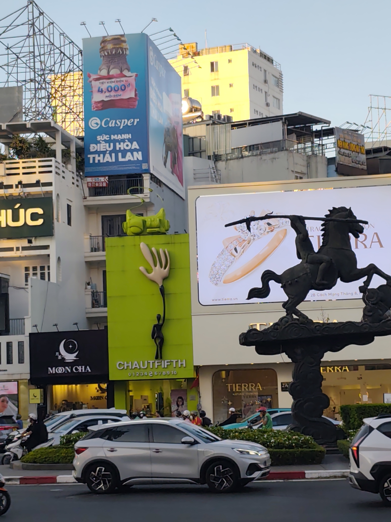Street scene shows urban activity in Thủ Đức, Vietnam